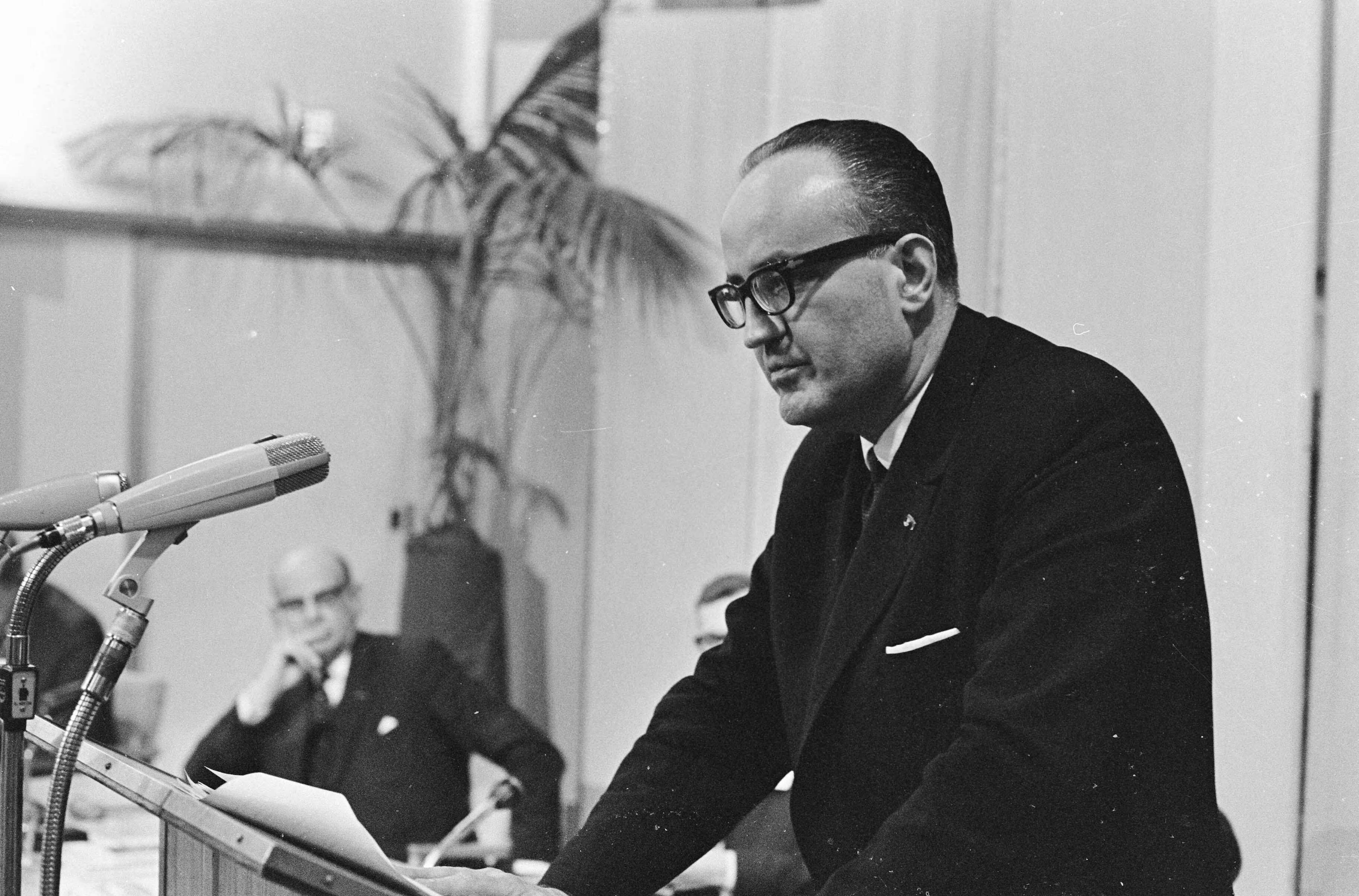 Fotocollectie Anefo — Congres Christen Radicalen te Scheveningen. Drs. Bogaers tijdens rede — Foto: Kroon, Ron / Anefo. Licentie: Set B: Rechtenvrij / Publiek Domein. Bron: Nationaal Archief. http://hdl.handle.net/10648/ab2cb5b0-d0b4-102d-bcf8-003048976d84