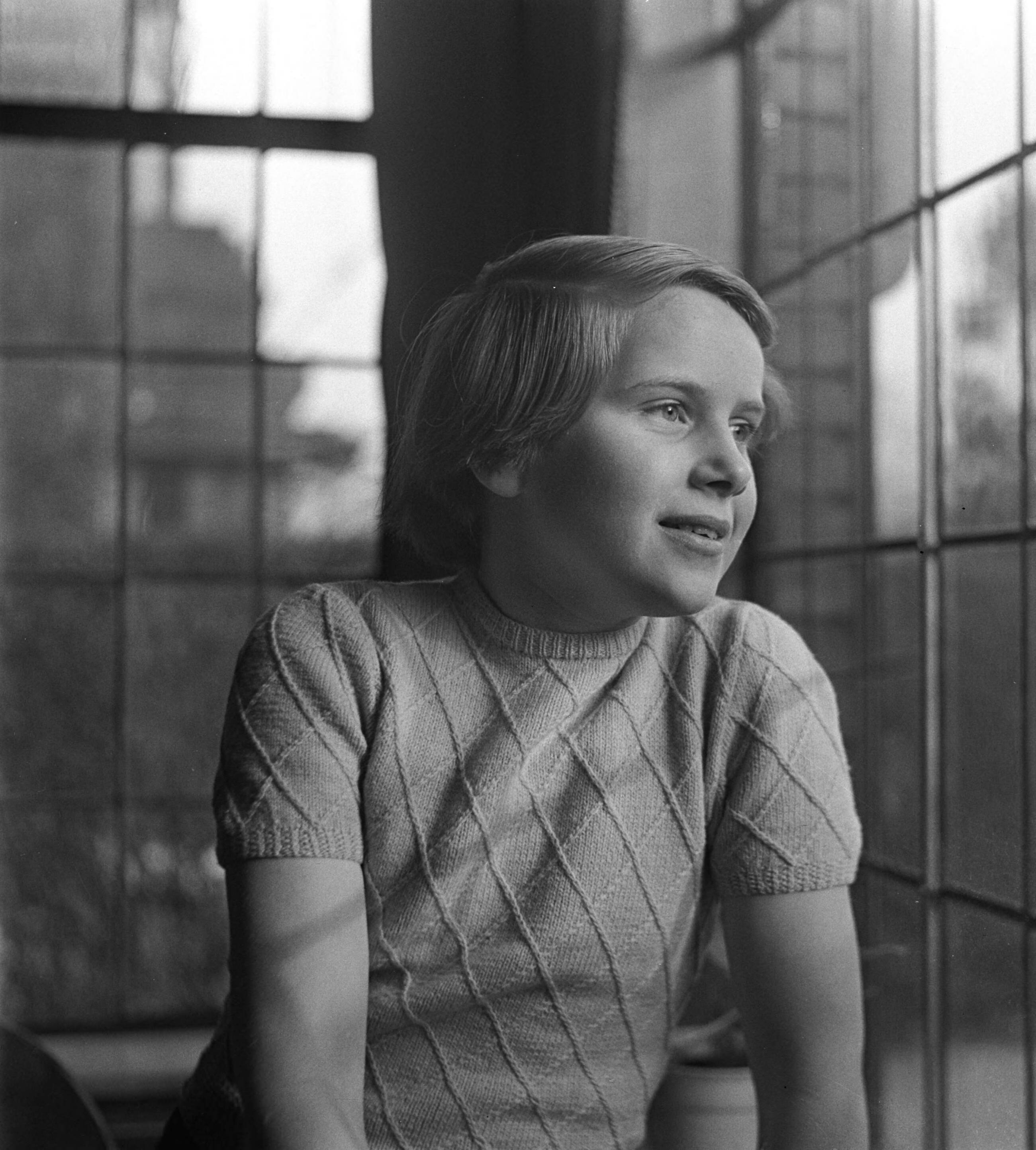 Fotocollectie Anefo — Opdracht Heer Smulders Voorburg. Kinderfoto's. Meisje in venster — Foto: Bilsen, Joop van / Anefo. Licentie: Set B: Rechtenvrij / Publiek Domein. Bron: Nationaal Archief. http://hdl.handle.net/10648/a906e396-d0b4-102d-bcf8-003048976d84