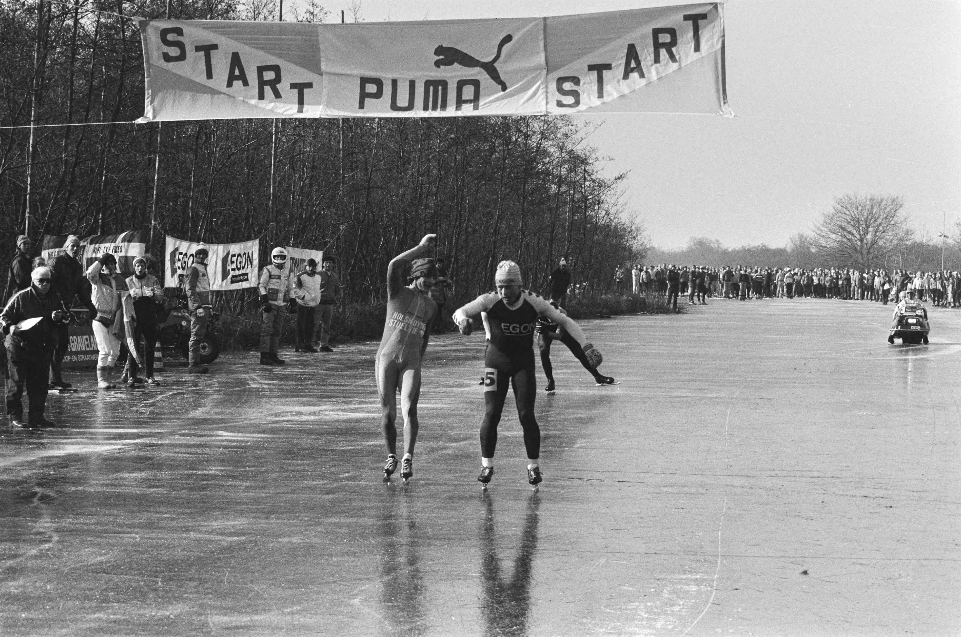 Schaatsdriedaagse Ankeveen — Evert van Benthem juicht, Henri Ruitenberg wint (100 km. marathon) — Foto: Molendijk, Bart / Anefo. Licentie: Set B: Rechtenvrij / Publiek Domein. Bron: Nationaal Archief. http://hdl.handle.net/10648/ad4fcd64-d0b4-102d-bcf8-003048976d84