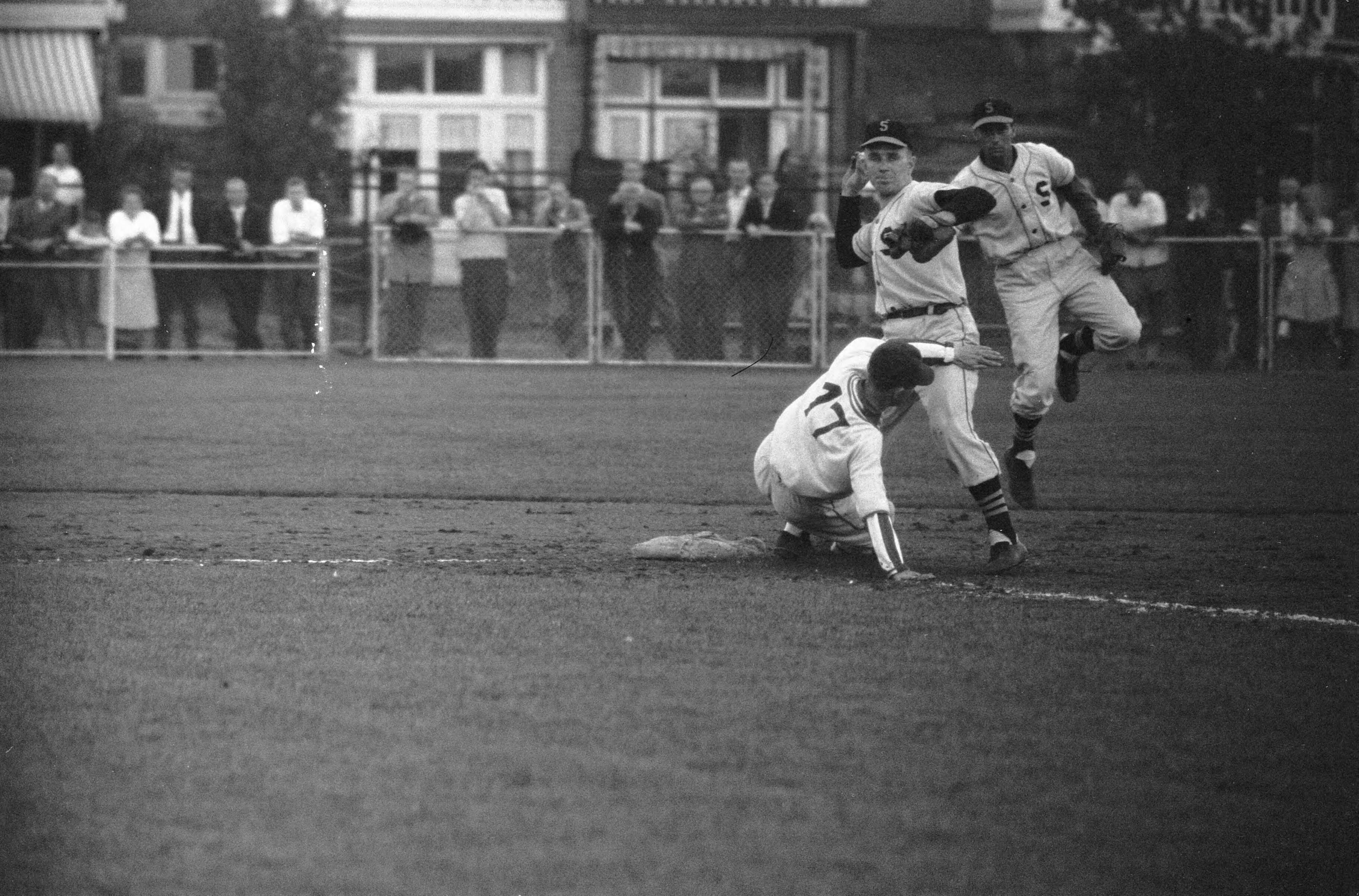 Fotocollectie Anefo — Honkbal. Schoten tegen Sparta 3-2, Simon Hendriks (Sparta) bereikt honk — Foto: Bilsen, Joop van / Anefo. Licentie: Set B: Rechtenvrij / Publiek Domein. Bron: Nationaal Archief. http://hdl.handle.net/10648/a9b7b3b0-d0b4-102d-bcf8-003048976d84