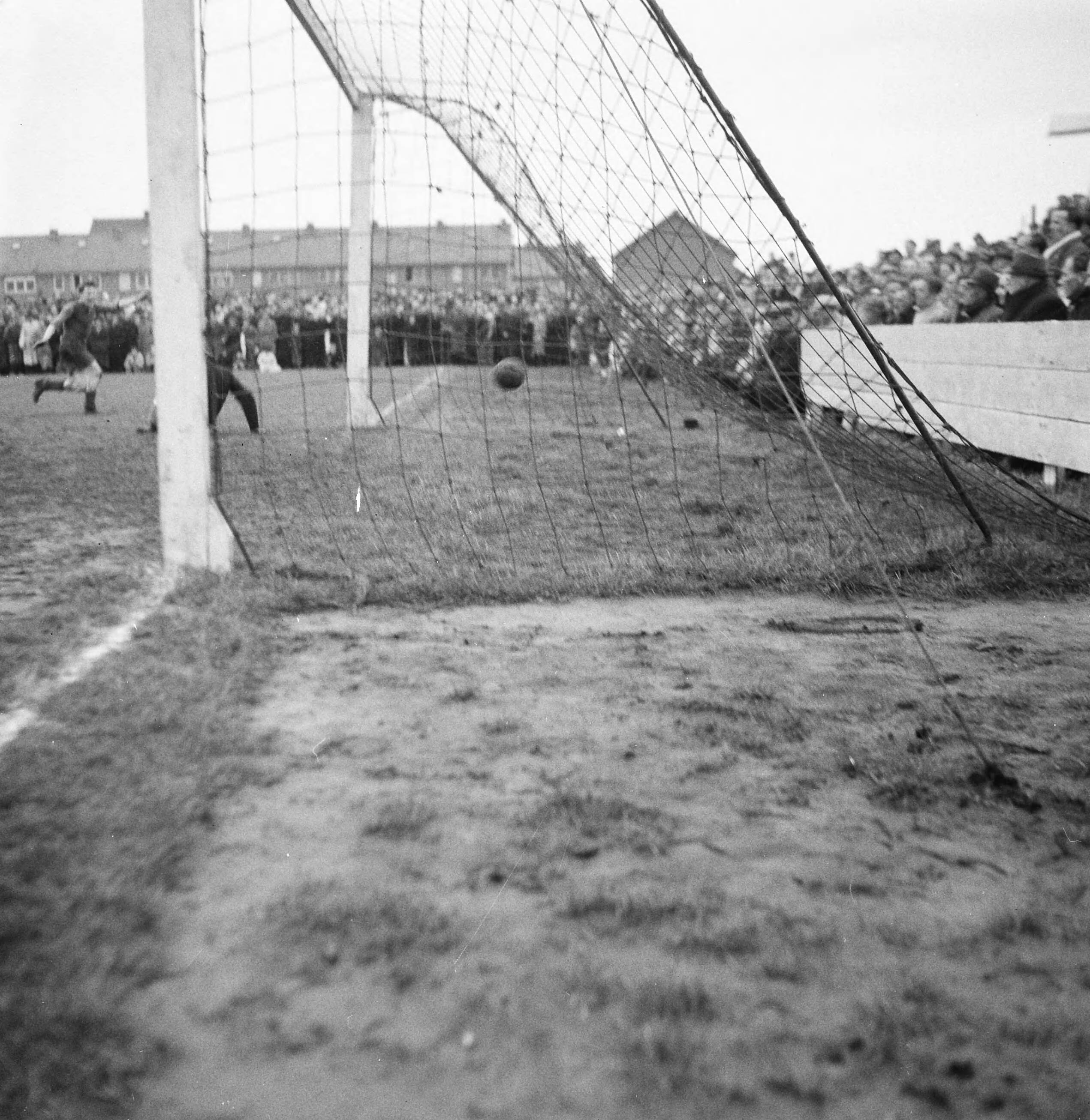 Fotocollectie Anefo — Voetbal. KFC tegen RFC 4-0. Spelmoment — Foto: Valk, […] van der / Anefo. Licentie: Set B: Rechtenvrij / Publiek Domein. Bron: Nationaal Archief. http://hdl.handle.net/10648/ad7ab740-d0b4-102d-bcf8-003048976d84
