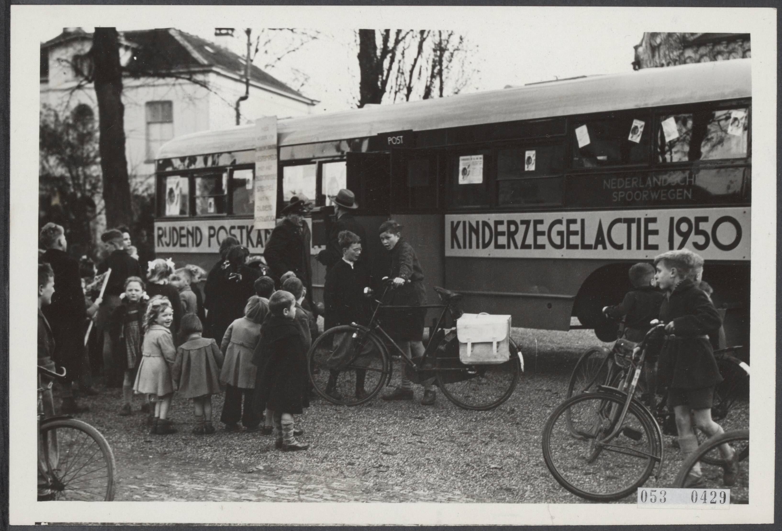 Fotocollectie Elsevier Binnenland — Rijdend postkantoor "Voor het Kind" rijdt vanaf heden tot 31 december door ons land voor de verkoop van kinderpostzegels voor de stichting "Voor het Kind". De eerste dag werd in Soest en Baarn gereden, waar ook de koningin haar inkopen in het rijdende kantoor heeft gedaan — Foto: Fotograaf Onbekend / Anefo. Licentie: Set B: Rechtenvrij / Publiek Domein. Bron: Nationaal Archief. http://hdl.handle.net/10648/ae06a26e-d0b4-102d-bcf8-003048976d84