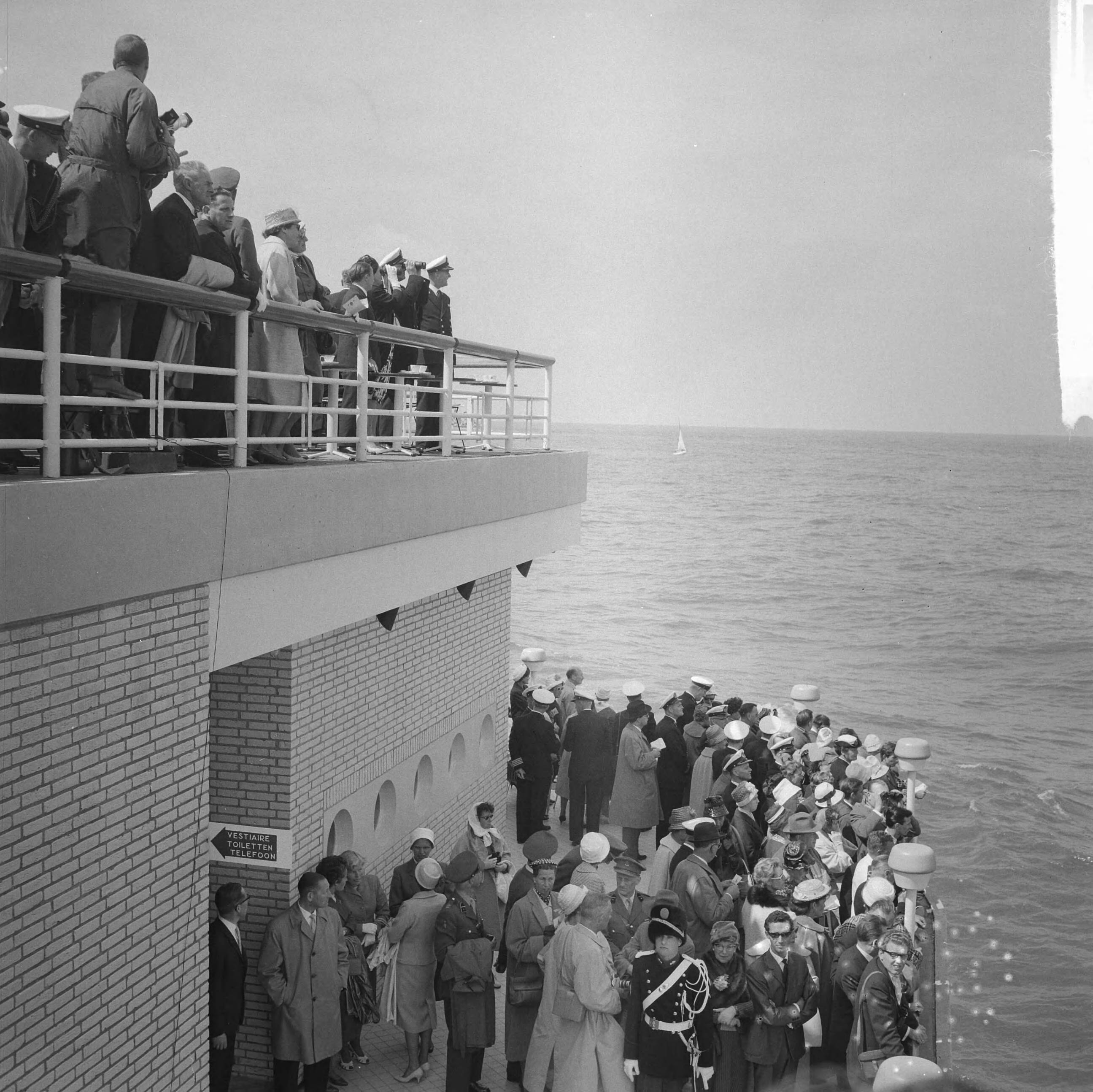 Fotocollectie Anefo — Vlootschouw Scheveningen. Koninklijk paar op de Pier — Foto: Lindeboom, Henk / Anefo. Licentie: Set B: Rechtenvrij / Publiek Domein. Bron: Nationaal Archief. http://hdl.handle.net/10648/a9dbc548-d0b4-102d-bcf8-003048976d84