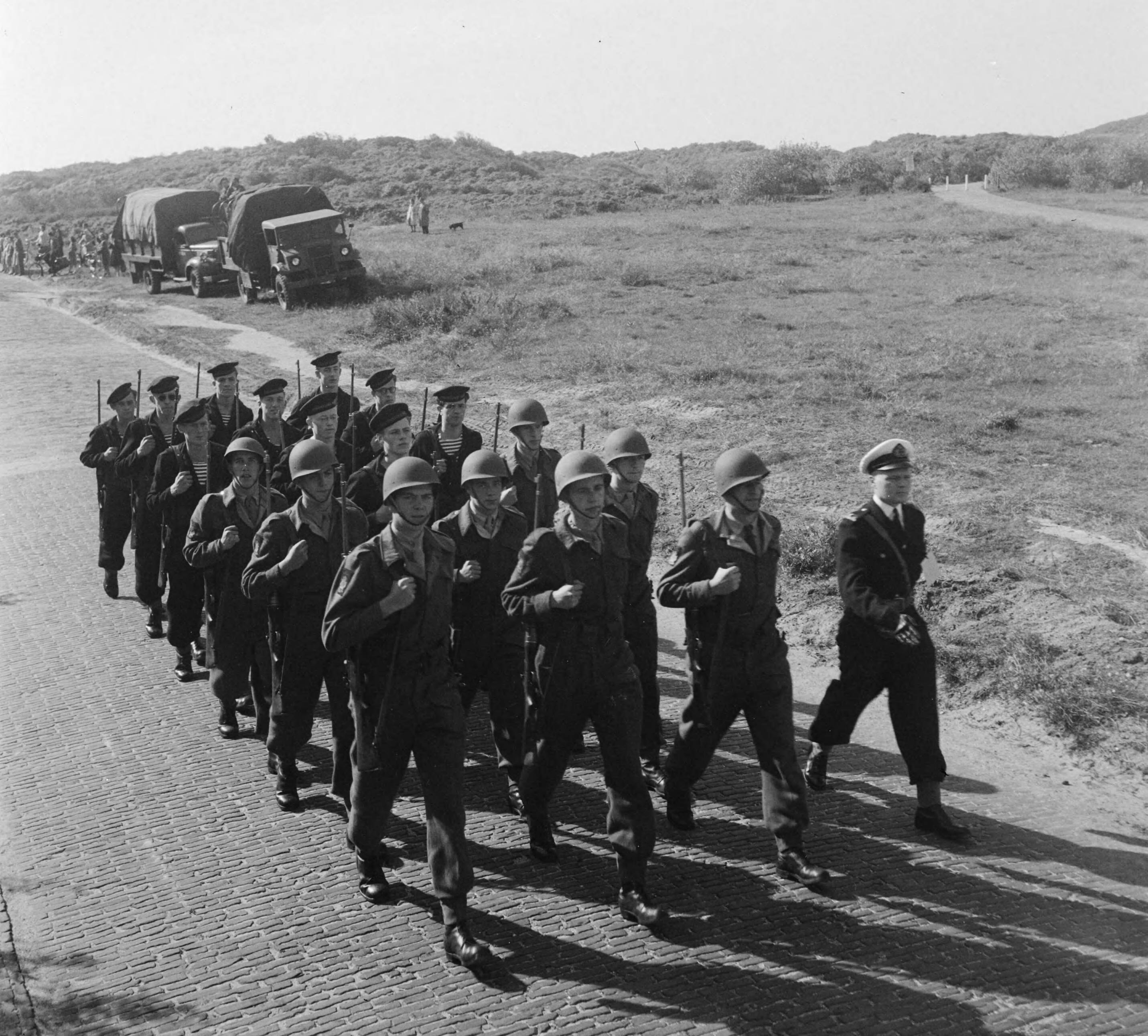 Fotocollectie Anefo — Koningin Juliana wandelmars te Kijkduin. Marine OAK-Den Haag — Foto: Steenkamp, B.J.J. (Ben) / Anefo. Licentie: Set B: Rechtenvrij / Publiek Domein. Bron: Nationaal Archief. http://hdl.handle.net/10648/a8bdbfea-d0b4-102d-bcf8-003048976d84