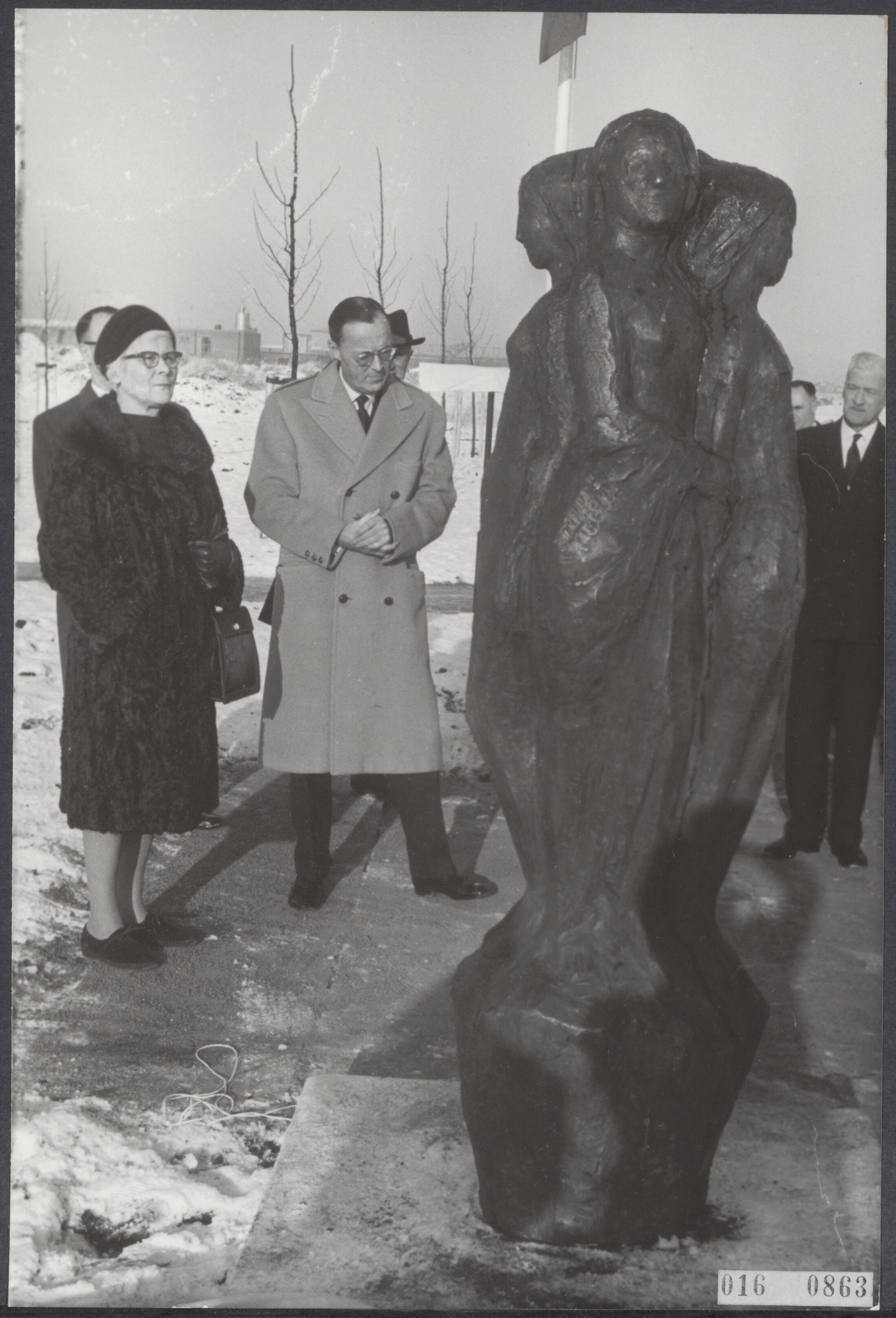 Fotocollectie Elsevier Binnenland — Prins Bernhard heeft in Haarlem de Grafische Bedrijven van J.H. Henkes geopend. Voor de opening onthulde mevr. Werkman-Van Leeuwen een beeld van Mari Andriessen "Vrouweneiland", ter nagedachtenis aan haar in de oorlog omgekomen echtgenoot Hendrik Werkman, een bekend drukker en kunstenaar in Groningen — Foto: Koch, Eric / Anefo. Licentie: Set B: Rechtenvrij / Publiek Domein. Bron: Nationaal Archief. http://hdl.handle.net/10648/adbaa972-d0b4-102d-bcf8-003048976d84