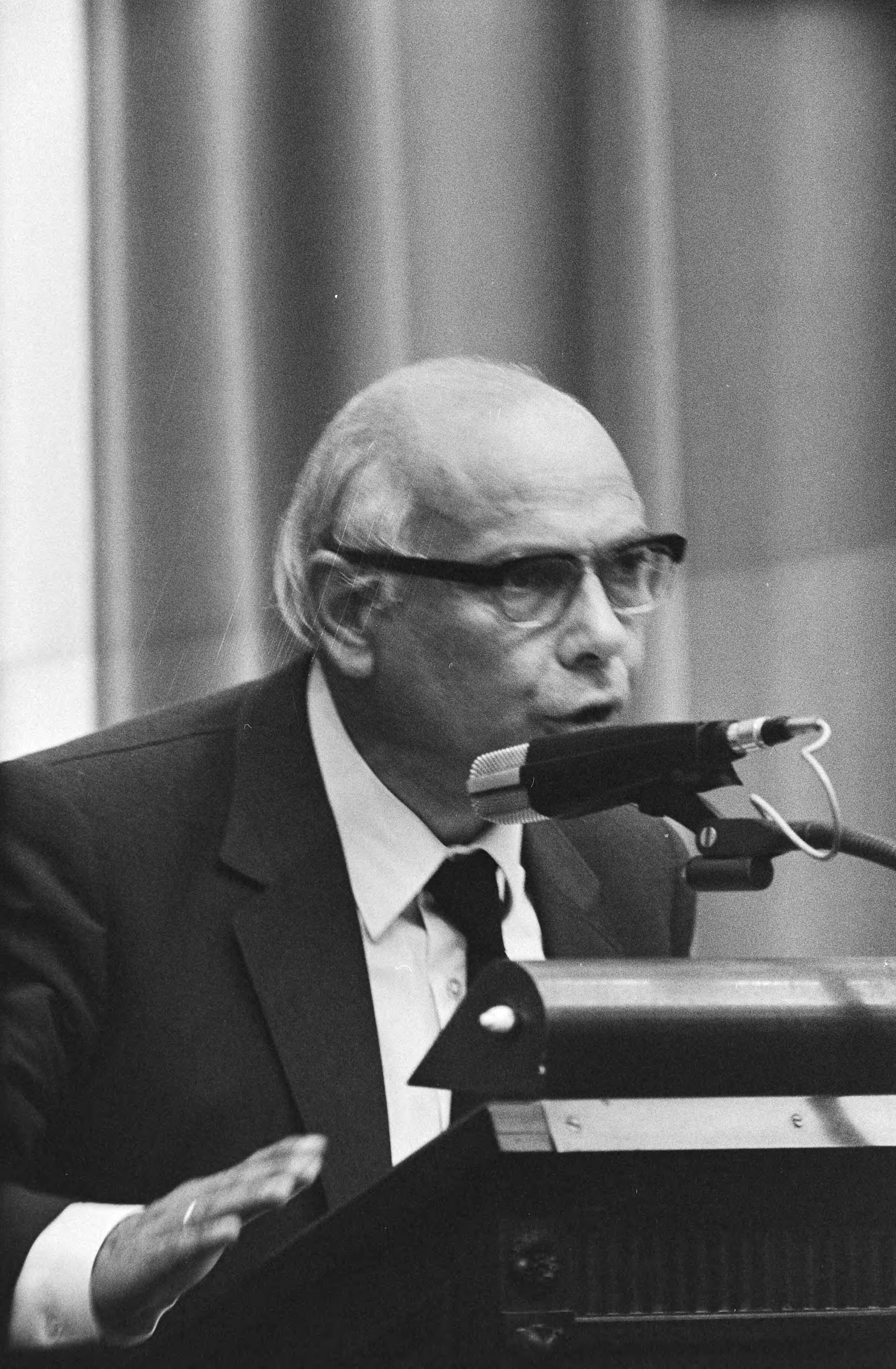 Fotocollectie Anefo — Tweede Kamer , fractievoorzitters reageren op regeringsverklaring, Den Uyl spreekt — Foto: Mieremet, Rob / Anefo. Licentie: Set B: Rechtenvrij / Publiek Domein. Bron: Nationaal Archief. http://hdl.handle.net/10648/abc8d47c-d0b4-102d-bcf8-003048976d84