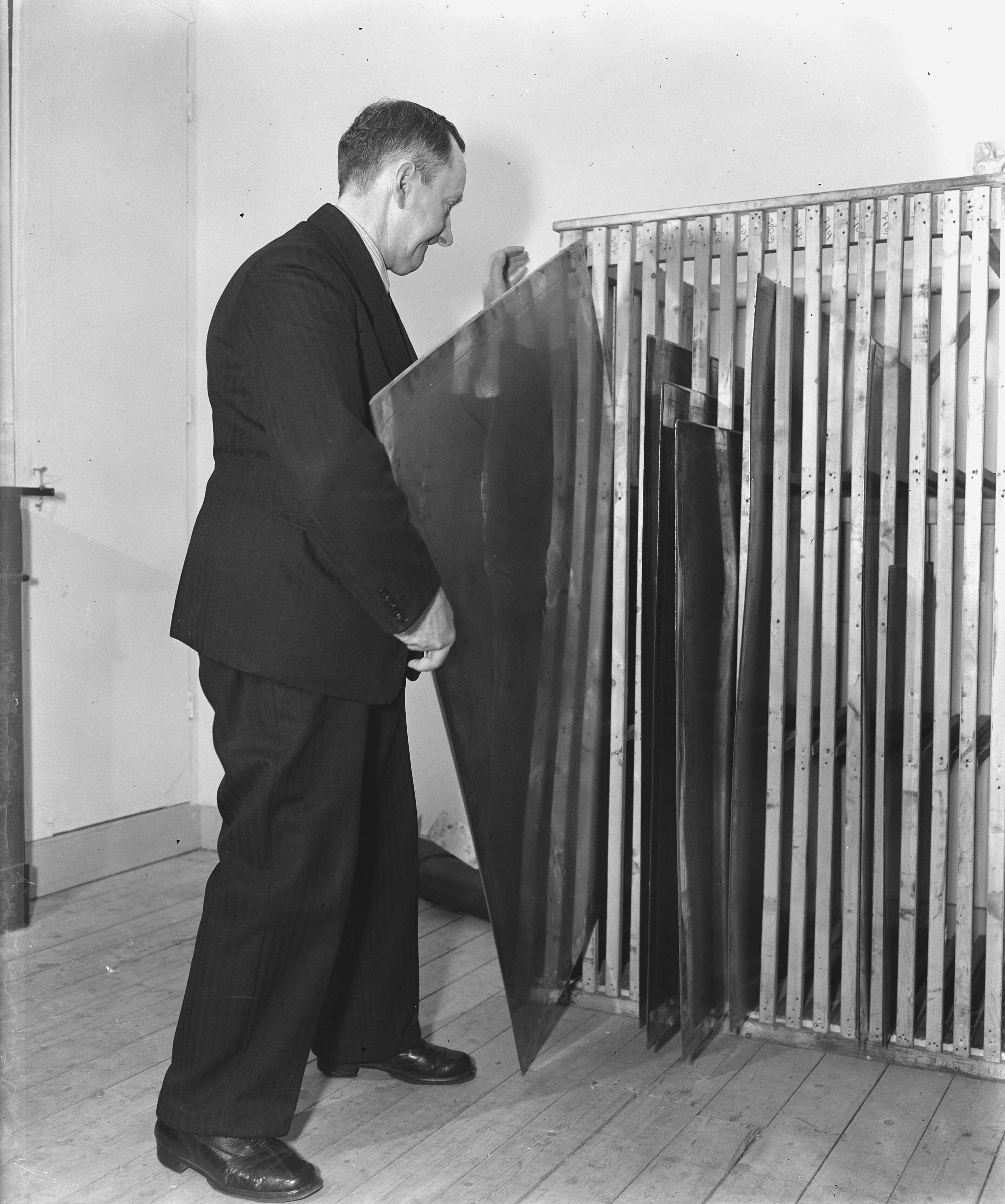 Fotocollectie Anefo — Werkzaamheden in het Hydrografisch Instituut Den Haag — Foto: Raucamp, Koos / Anefo. Licentie: Set B: Rechtenvrij / Publiek Domein. Bron: Nationaal Archief. http://hdl.handle.net/10648/a896cf16-d0b4-102d-bcf8-003048976d84