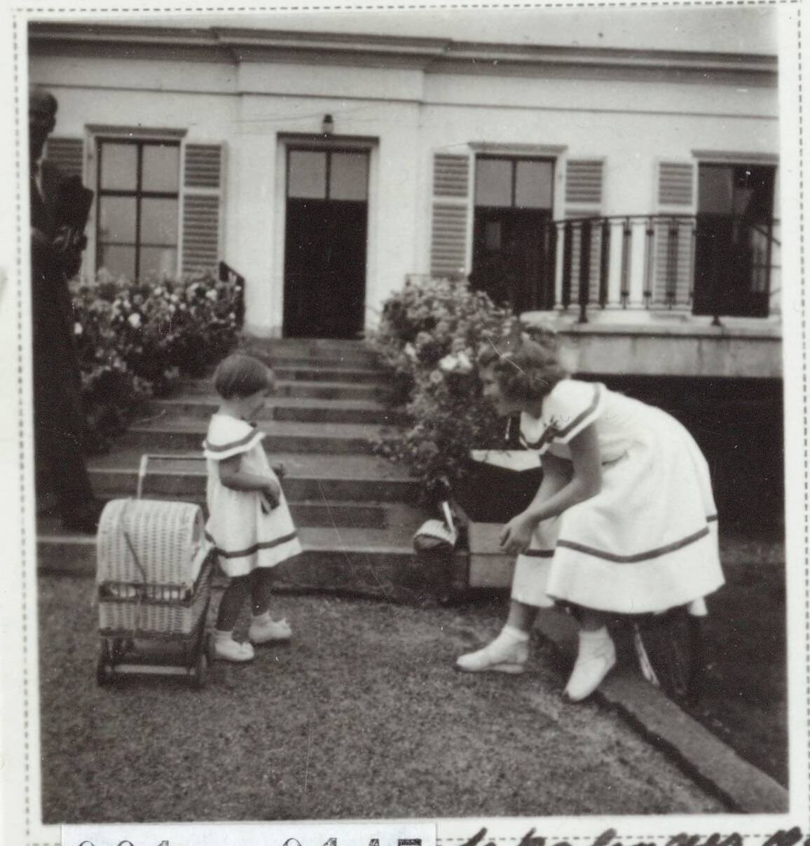 Fotocollectie RVD / Koninklijk Huis — De prinsessen Beatrix en Marijke met poppenwagen bij Paleis Soestdijk — Foto: Onbekend / RVD. Licentie: Set B: Rechtenvrij / Publiek Domein. Bron: Nationaal Archief. http://hdl.handle.net/10648/afb09c46-d0b4-102d-bcf8-003048976d84