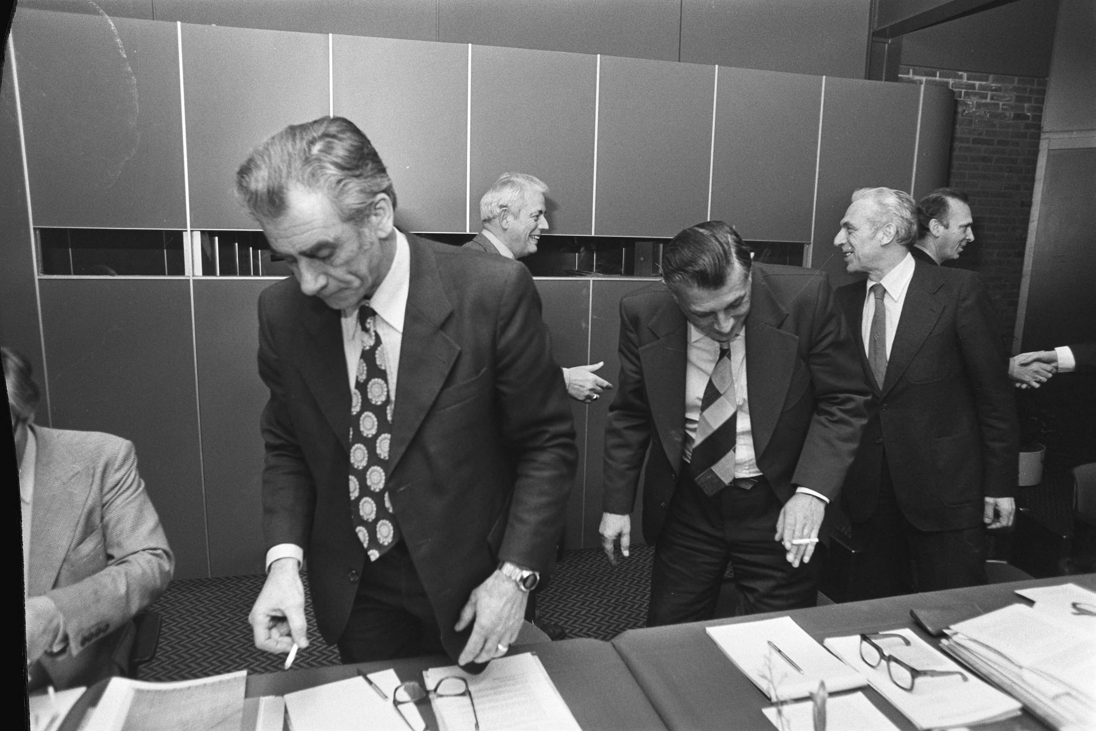 Metaal overleg in Zoetermeer hervat — Overzicht van de begroeting door de deelnemrs — Foto: Croes, Rob C. / Anefo. Licentie: Set B: Rechtenvrij / Publiek Domein. Bron: Nationaal Archief. http://hdl.handle.net/10648/acc50fa8-d0b4-102d-bcf8-003048976d84