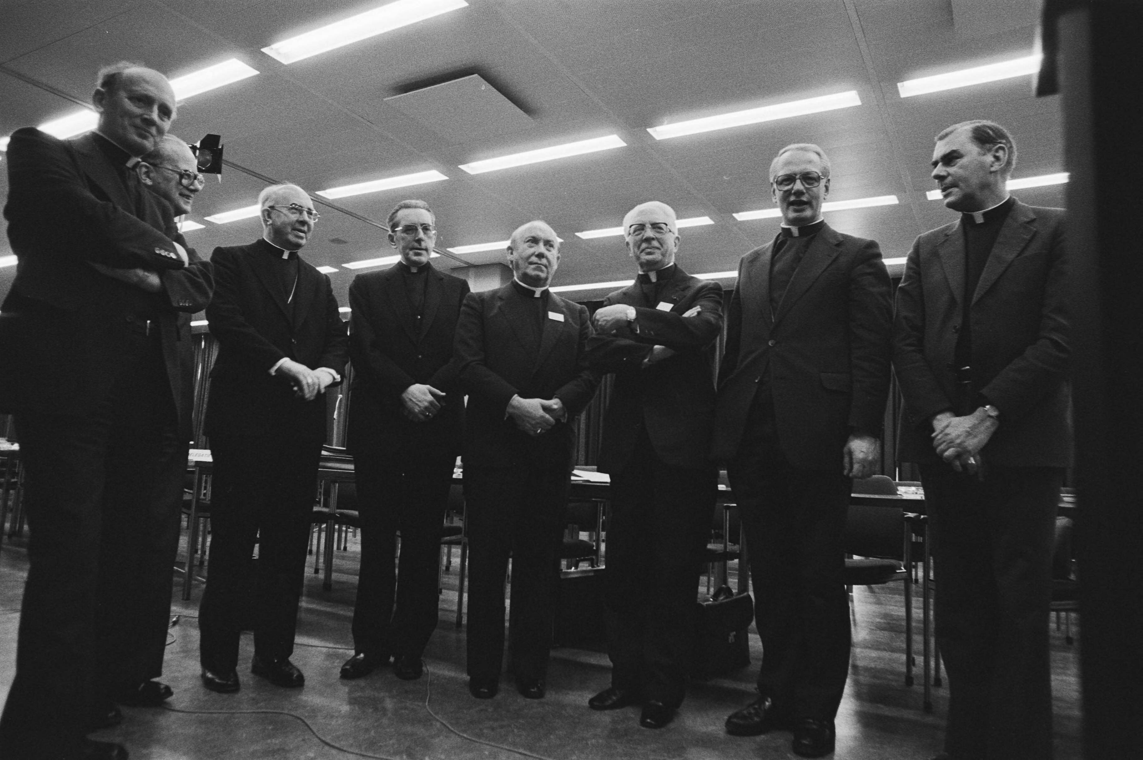 Fotocollectie Anefo — Derde Landelijk Pastoraal Overleg in Utrecht. Bisschoppen en kardinaal poseren — Foto: Croes, Rob C. / Anefo. Licentie: Set B: Rechtenvrij / Publiek Domein. Bron: Nationaal Archief. http://hdl.handle.net/10648/acf2c9e8-d0b4-102d-bcf8-003048976d84