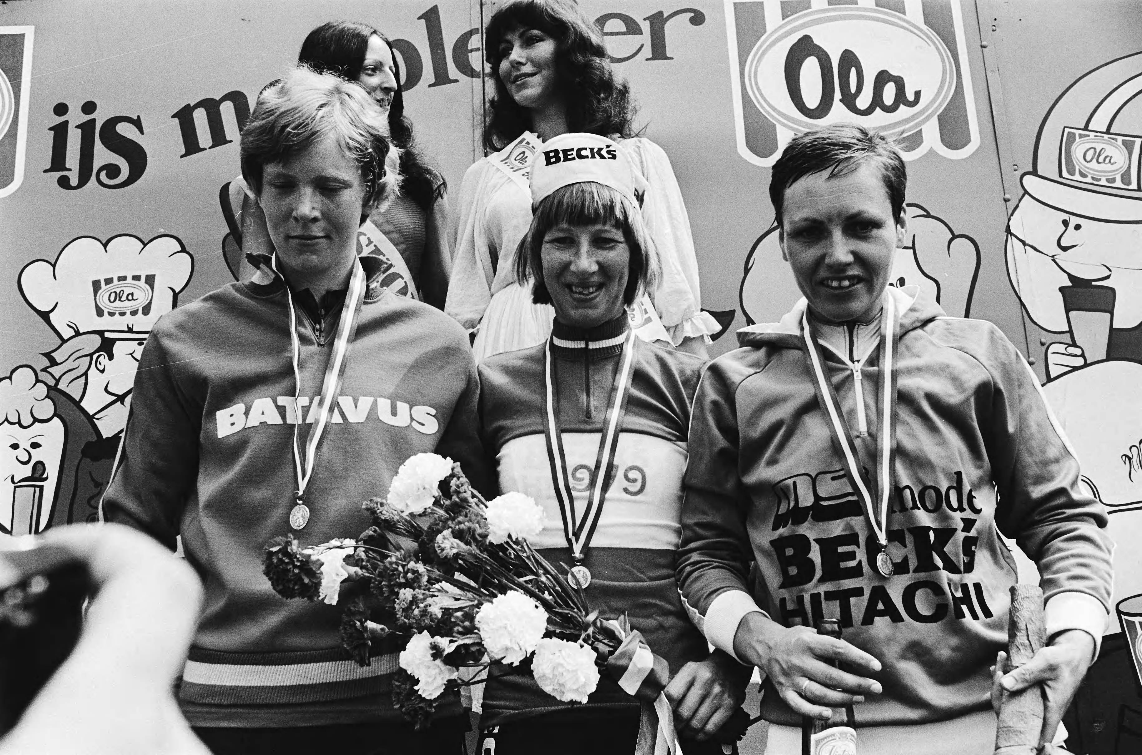 Nederlandse Kampioenschappen Wielrennen Dames 1979 in Geulle (Limburg) — Nrs. 2, 1 en 3 tijdens de huldiging. Vlnr. Hennie Top, Tineke Fopma, Keetie van Oosten-Hage — Foto: Suyk, Koen / Anefo. Licentie: Set B: Rechtenvrij / Publiek Domein. Bron: Nationaal Archief. http://hdl.handle.net/10648/accc98c2-d0b4-102d-bcf8-003048976d84