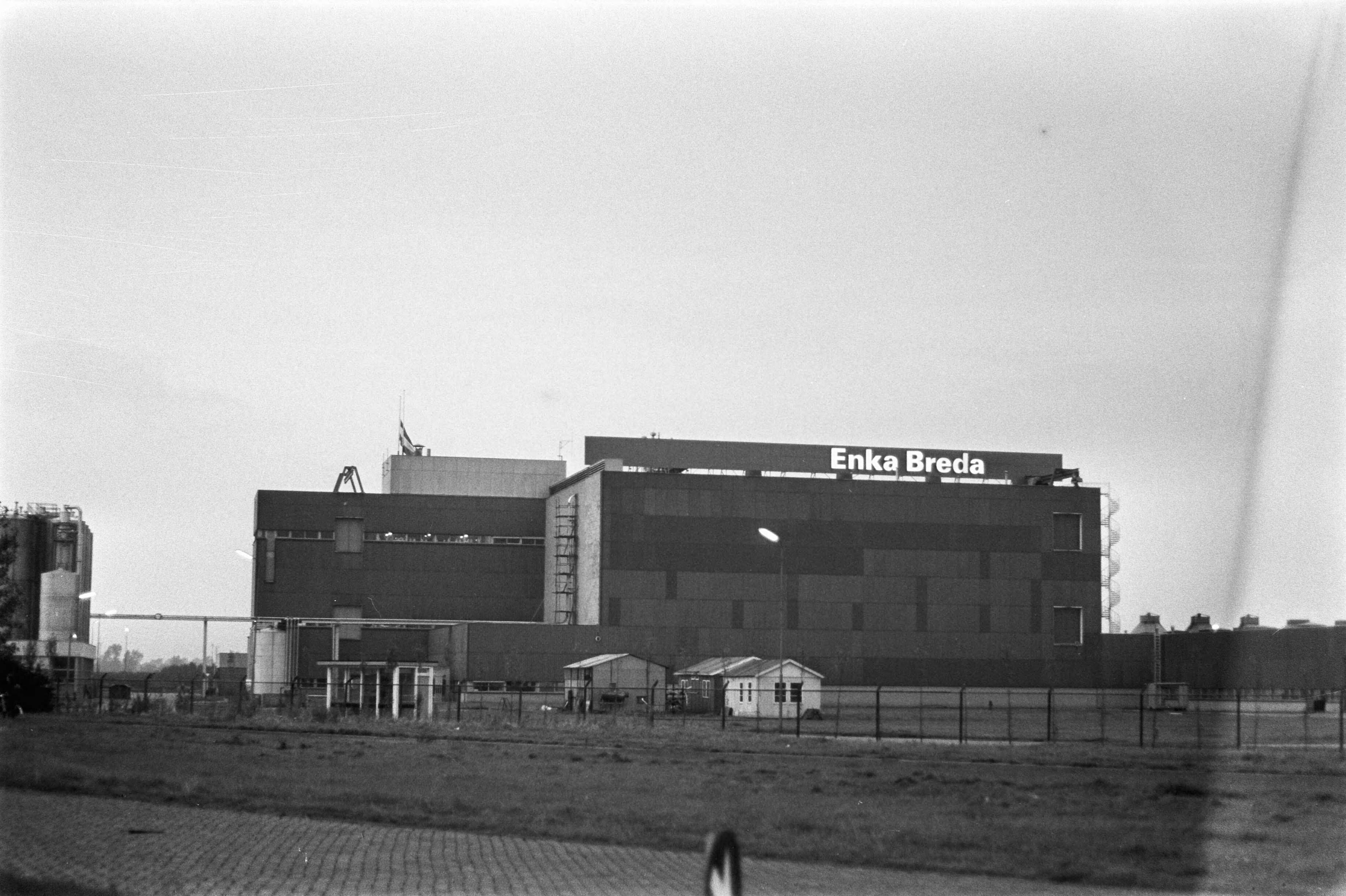 Fotocollectie Anefo — ENKA-bedrijf te Breda bezet door werknemers, exterieur ENKA te Breda — Foto: Peters, Hans / Anefo. Licentie: Set B: Rechtenvrij / Publiek Domein. Bron: Nationaal Archief. http://hdl.handle.net/10648/abf6490c-d0b4-102d-bcf8-003048976d84