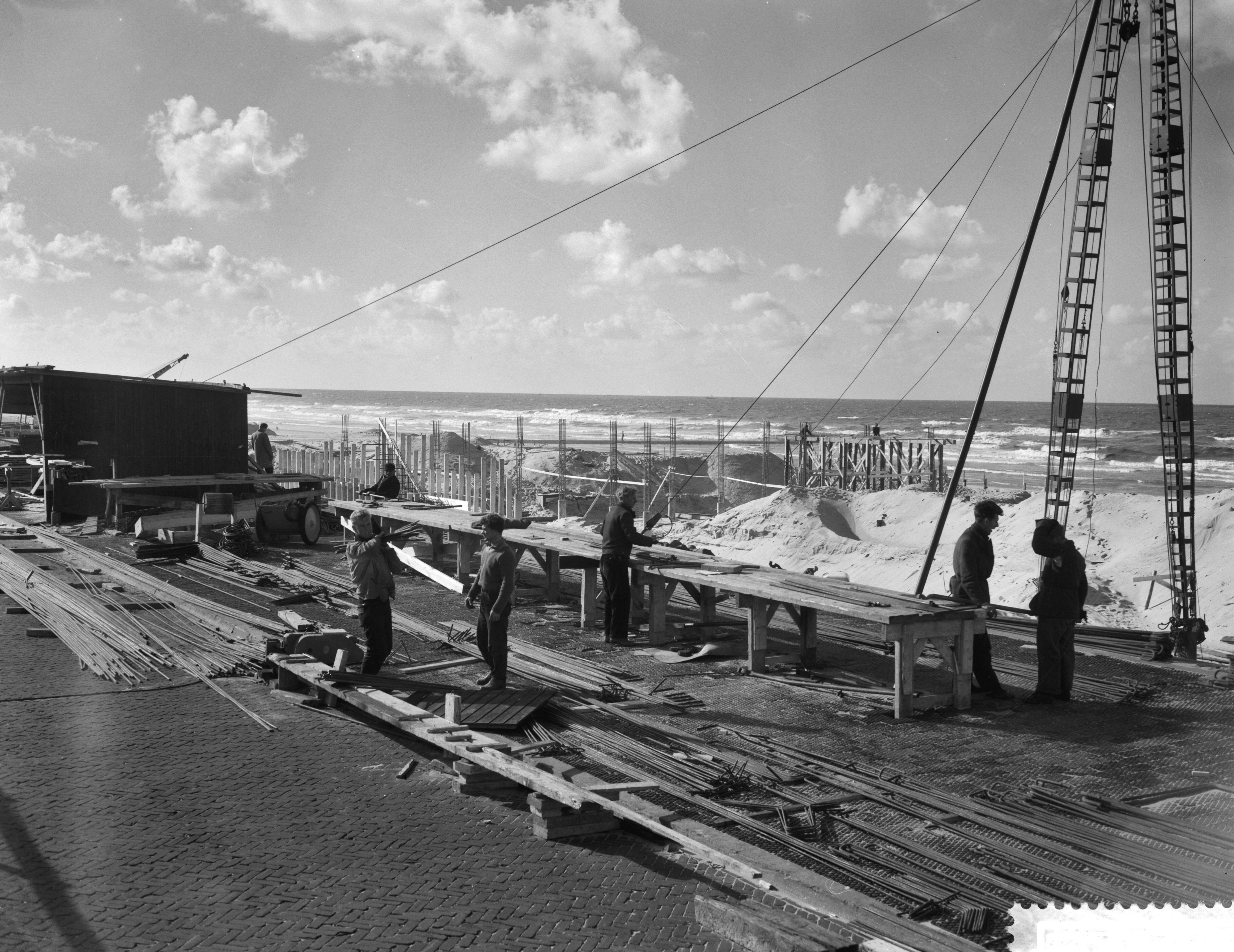 Fotocollectie Anefo — Werkzaamheden aan de pier te Scheveningen — Foto: Rossem, Wim van / Anefo. Licentie: Set B: Rechtenvrij / Publiek Domein. Bron: Nationaal Archief. http://hdl.handle.net/10648/a9a018cc-d0b4-102d-bcf8-003048976d84
