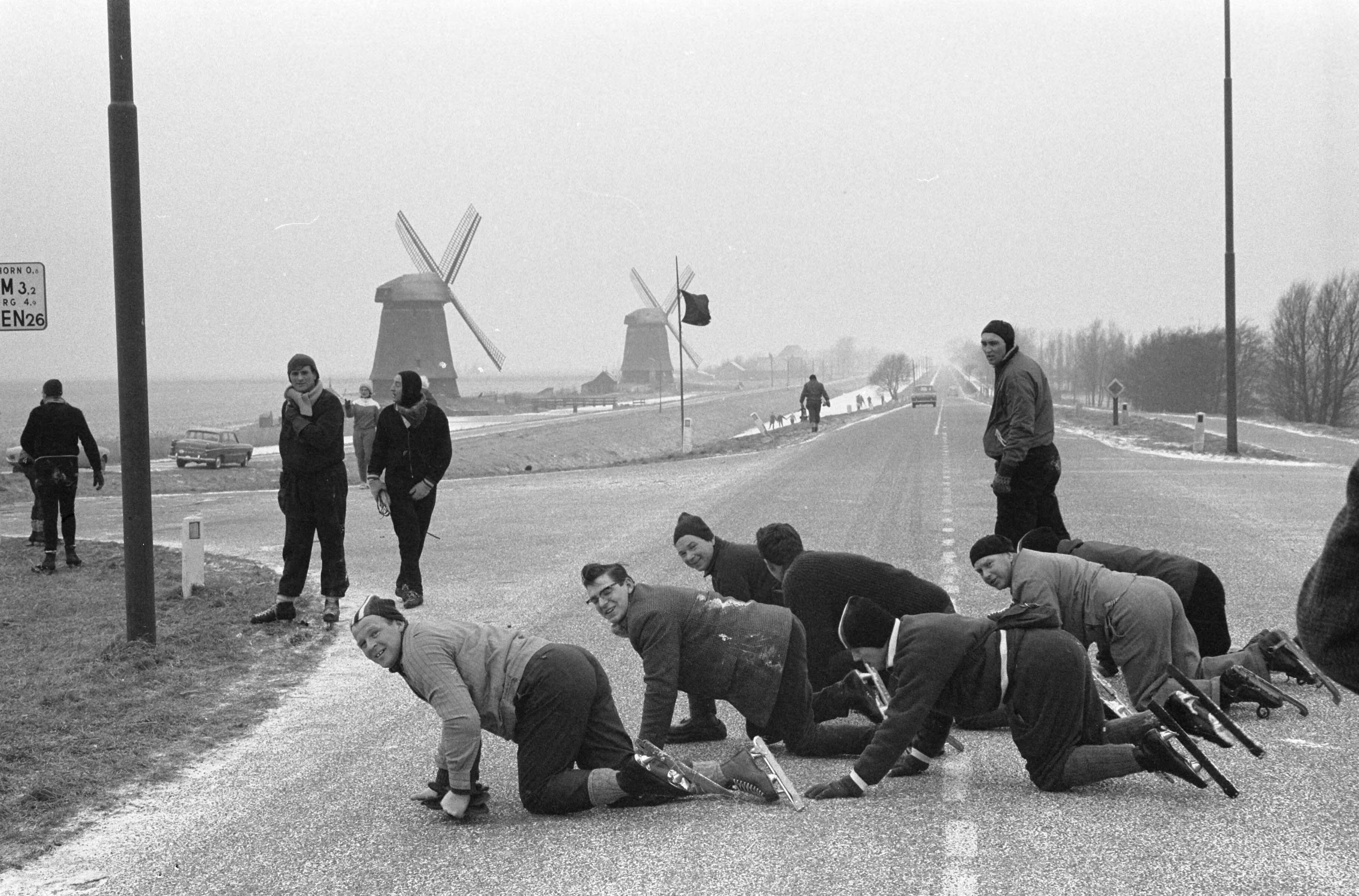 Fotocollectie Anefo — Dorpentocht in Noord-Holland, de deelnemers bij Schermerhorn. De deelnemers moesten op hun knieën een weg oversteken — Foto: Pot, Harry / Anefo. Licentie: Set B: Rechtenvrij / Publiek Domein. Bron: Nationaal Archief. http://hdl.handle.net/10648/aa23d4dc-d0b4-102d-bcf8-003048976d84