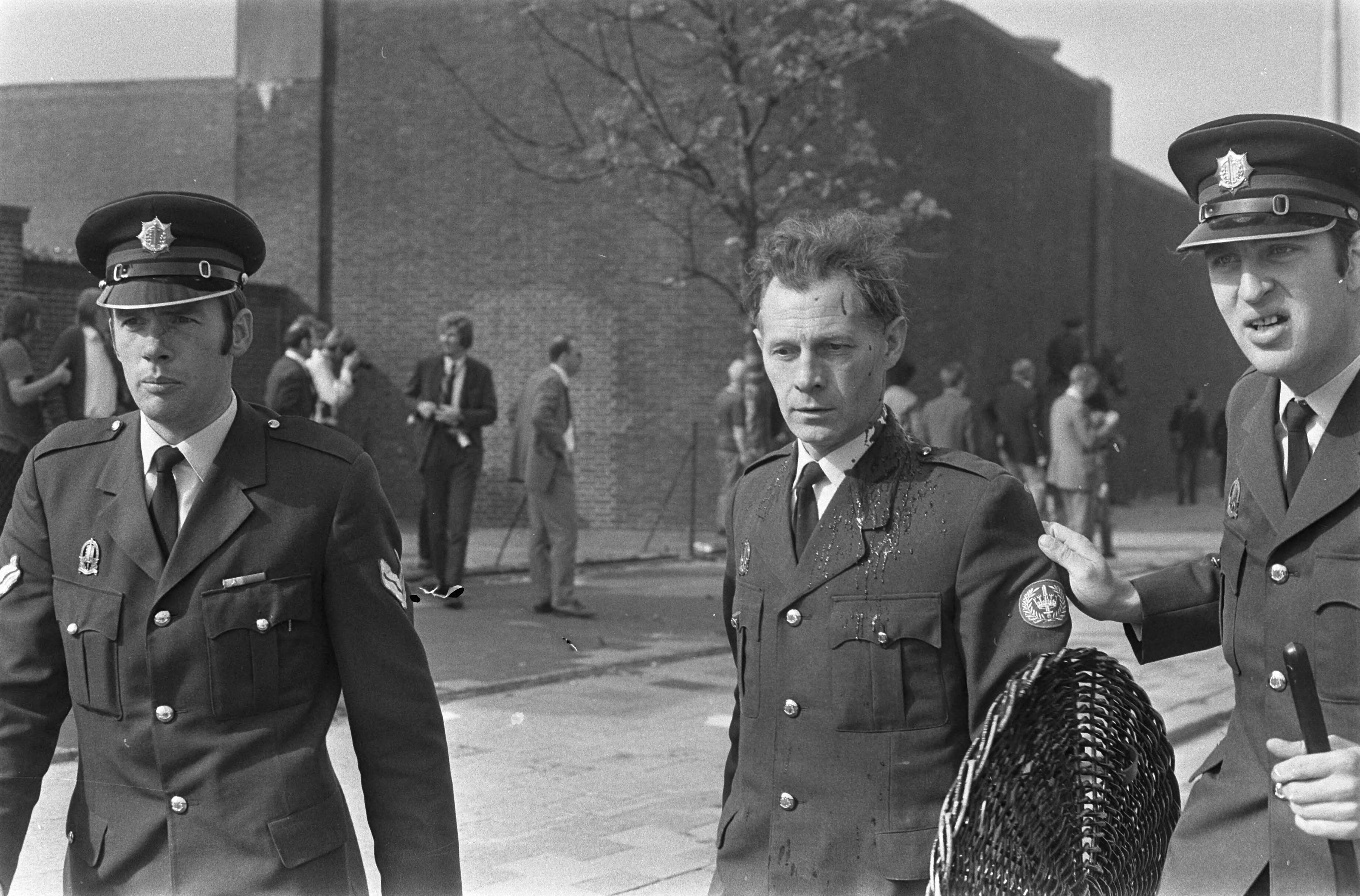 Fotocollectie Anefo — Demonstratie Zuid-Molukkers in Den Haag ; gewonde agent — Foto: Mieremet, Rob / Anefo. Licentie: Set B: Rechtenvrij / Publiek Domein. Bron: Nationaal Archief. http://hdl.handle.net/10648/aba4ba2e-d0b4-102d-bcf8-003048976d84