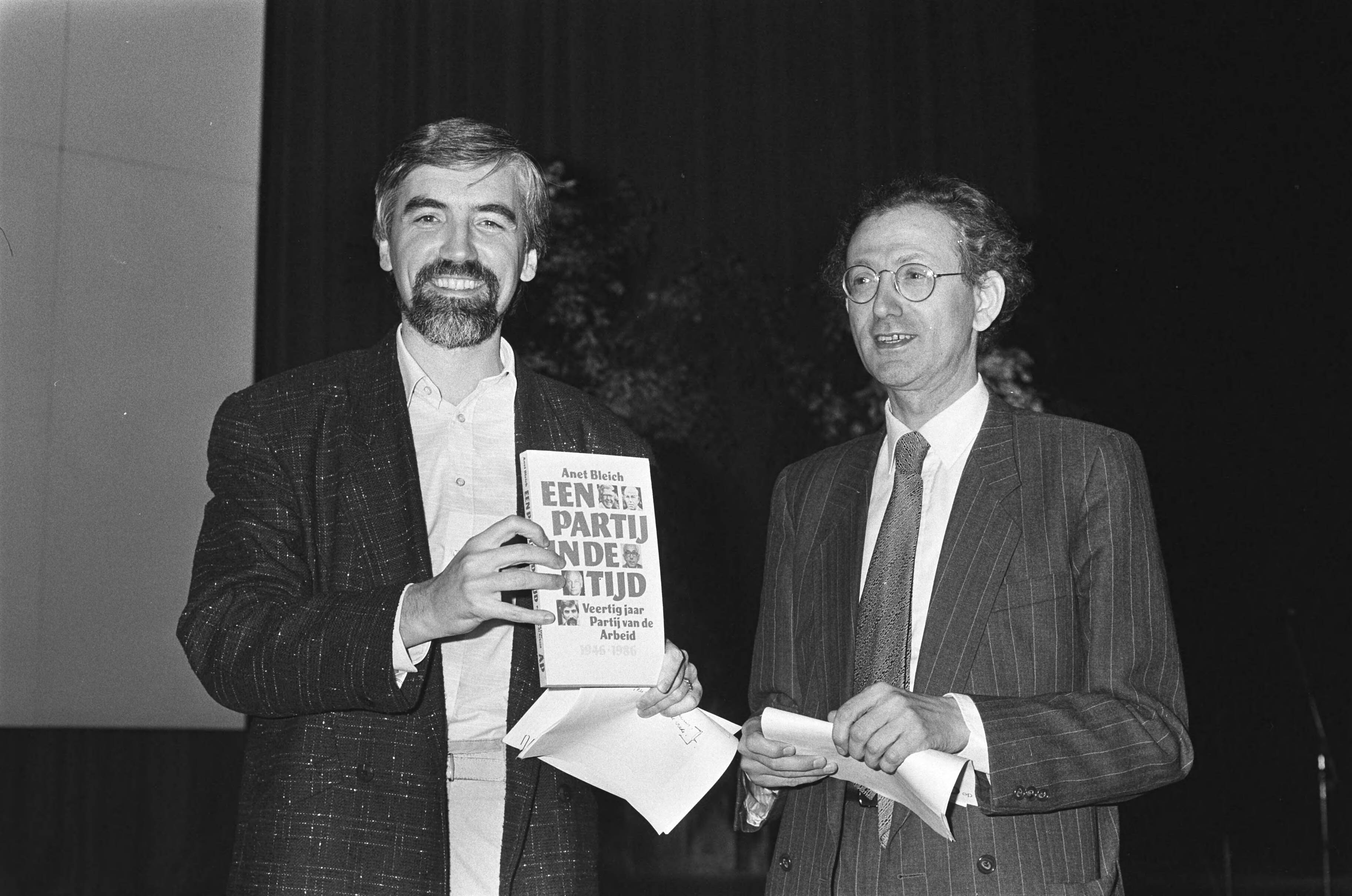Viering 40 jarig bestaan van PvdA in Den Haag — Voorzitter Max van den Berg krijgt boek over PvdA aangeboden door Martin van Amerongen — Foto: Molendijk, Bart / Anefo. Licentie: Set B: Rechtenvrij / Publiek Domein. Bron: Nationaal Archief. http://hdl.handle.net/10648/ad4fa03c-d0b4-102d-bcf8-003048976d84