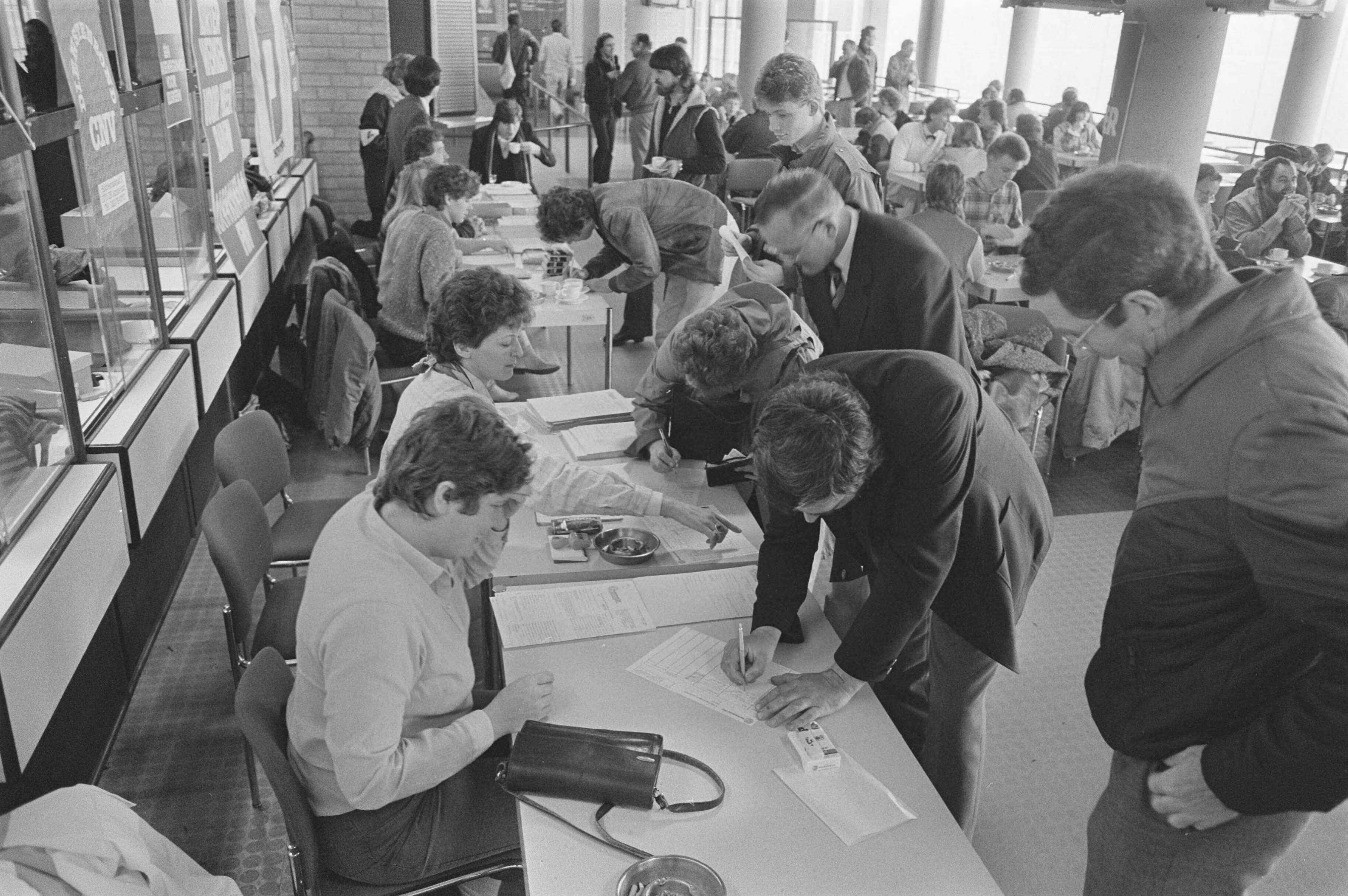 Fotocollectie Anefo — Staking omroeppersoneel tegen afwijzing omroep CAO; registratie van stakers — Foto: Croes, Rob C. / Anefo. Licentie: Set B: Rechtenvrij / Publiek Domein. Bron: Nationaal Archief. http://hdl.handle.net/10648/ad45802a-d0b4-102d-bcf8-003048976d84