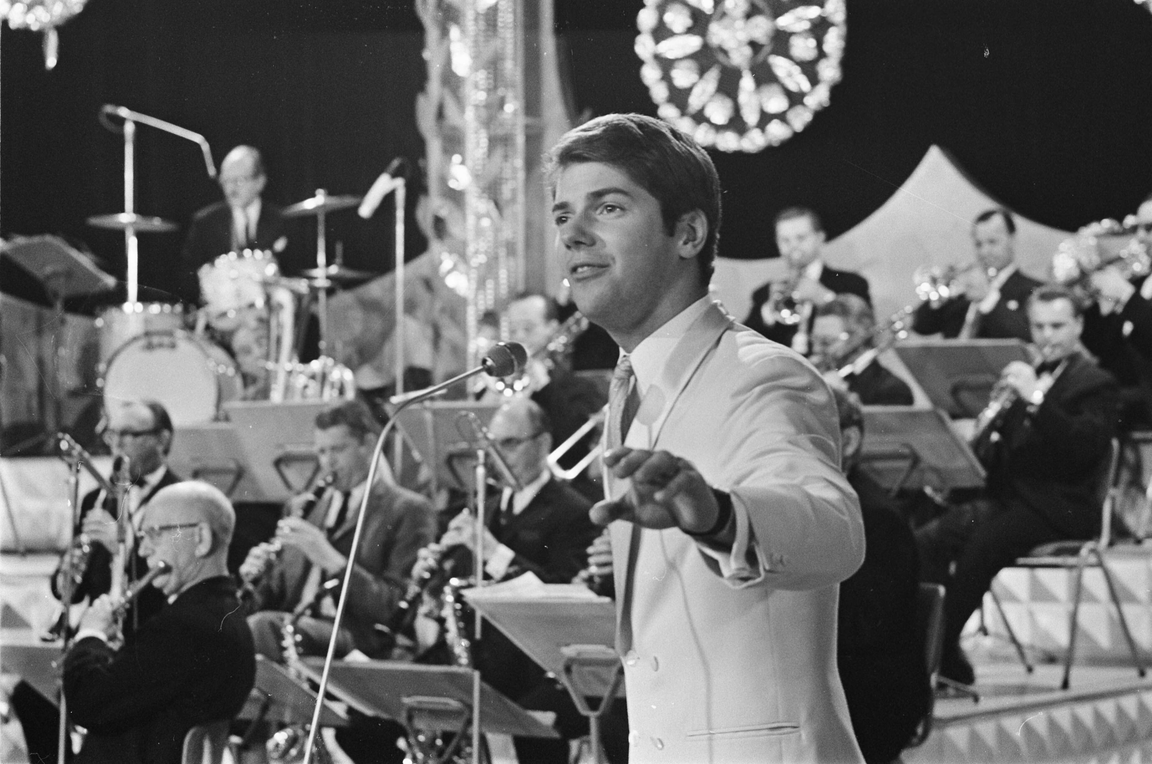 Fotocollectie Anefo — Finale Nederlands Songfestival in Tivoli te Utrecht. Ronnie Tober met liedje "Morgen" (winnaar) — Foto: Koch, Eric / Anefo. Licentie: Set B: Rechtenvrij / Publiek Domein. Bron: Nationaal Archief. http://hdl.handle.net/10648/ab37deb8-d0b4-102d-bcf8-003048976d84