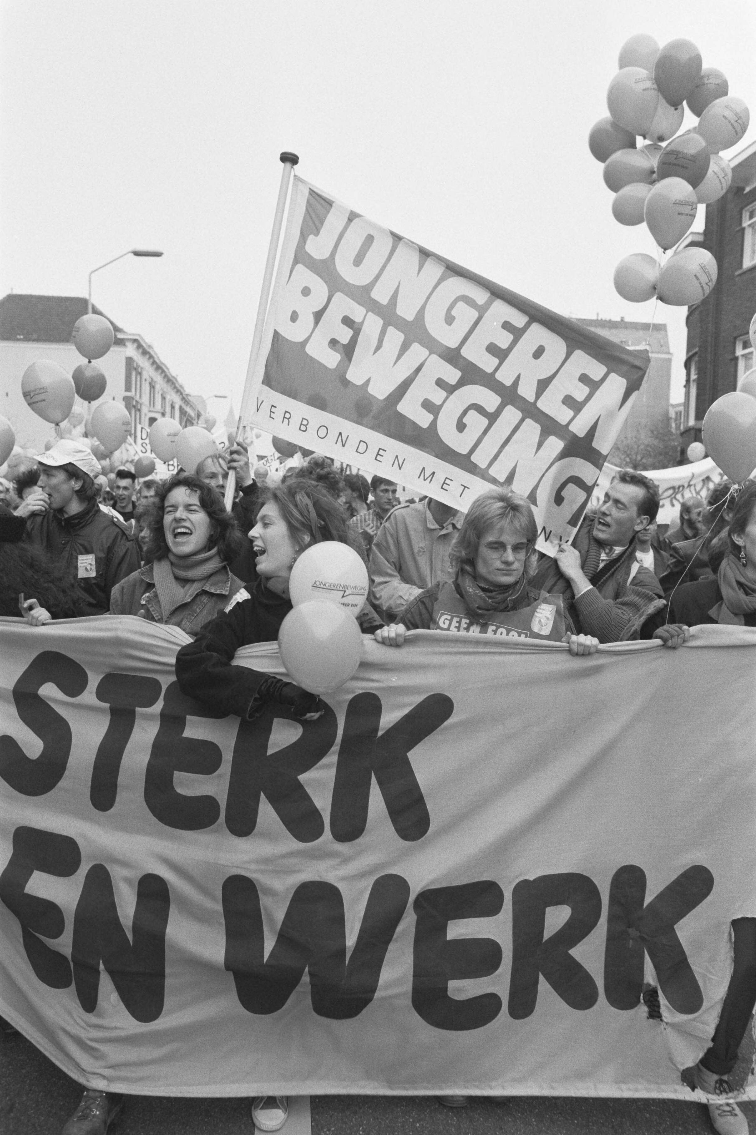 Fotocollectie Anefo — Demonstratie jongeren "maak je sterk voor poen en werk" in Den Haag — Foto: Molendijk, Bart / Anefo. Licentie: Set B: Rechtenvrij / Publiek Domein. Bron: Nationaal Archief. http://hdl.handle.net/10648/ad65e8e2-d0b4-102d-bcf8-003048976d84