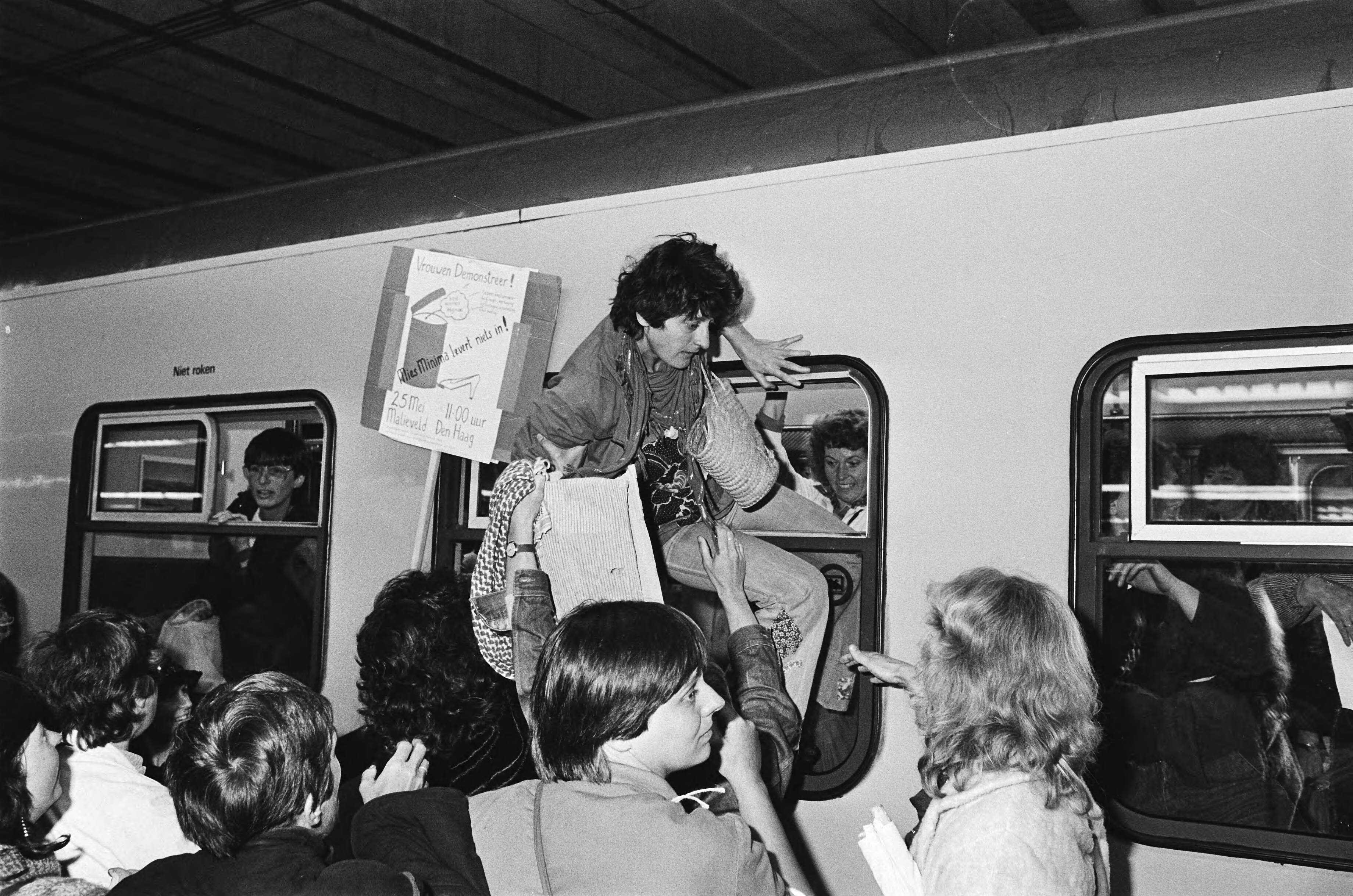 Fotocollectie Anefo — Demonstratie tegen verslechtering van de positie en inkomen van vrouwen met bijstand in Den Haag — Foto: Antonisse, Marcel / Anefo. Licentie: Set B: Rechtenvrij / Publiek Domein. Bron: Nationaal Archief. http://hdl.handle.net/10648/ad1846b4-d0b4-102d-bcf8-003048976d84