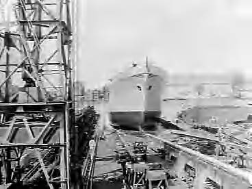 Fotocollectie Anefo — Tewaterlating vrachtschip "Spolanda" bij de Zaanlandsche Scheepsbouwmaatschappij te Zaandam. De doopplechtigheid werd verricht door mej. Danielle Smith, dochter van een van de commissarissen van rederij Spoorhout — Foto: Bilsen, Joop van / Anefo. Licentie: Set B: Rechtenvrij / Publiek Domein. Bron: Nationaal Archief. http://hdl.handle.net/10648/a97d2cf4-d0b4-102d-bcf8-003048976d84