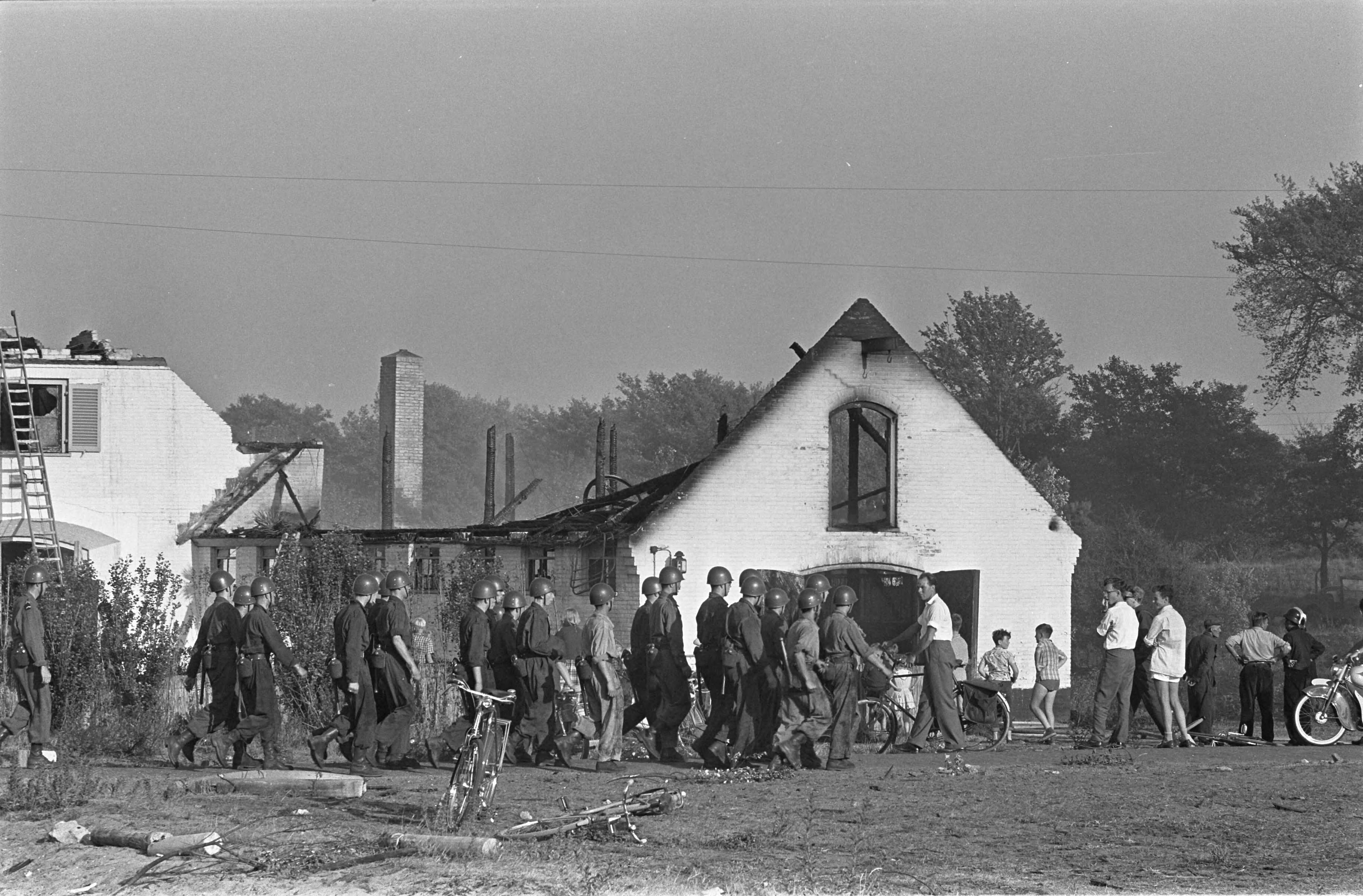 Fotocollectie Anefo — Brand in Bentveld bij Zandvoort in de duinen, militairen marcheren af, na bij de bestrijding van de brand geassisteerd te hebben — Foto: Pot, Harry / Anefo. Licentie: Set B: Rechtenvrij / Publiek Domein. Bron: Nationaal Archief. http://hdl.handle.net/10648/a9997c7e-d0b4-102d-bcf8-003048976d84