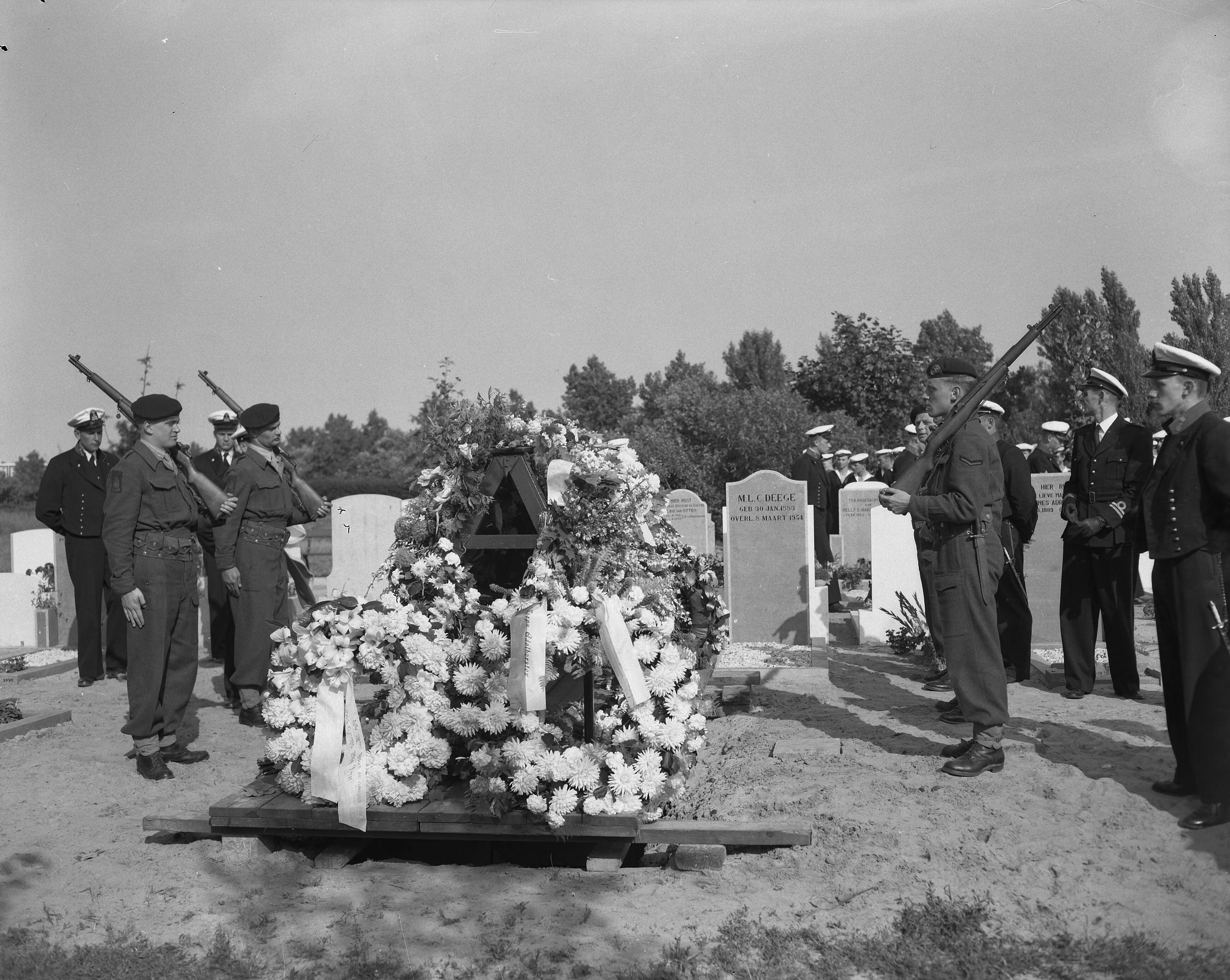 Fotocollectie Anefo — Marinebegrafenis van adelborst Hendriks te Den Haag — Foto: Meijer, T.A. / Anefo. Licentie: Set B: Rechtenvrij / Publiek Domein. Bron: Nationaal Archief. http://hdl.handle.net/10648/a9264542-d0b4-102d-bcf8-003048976d84