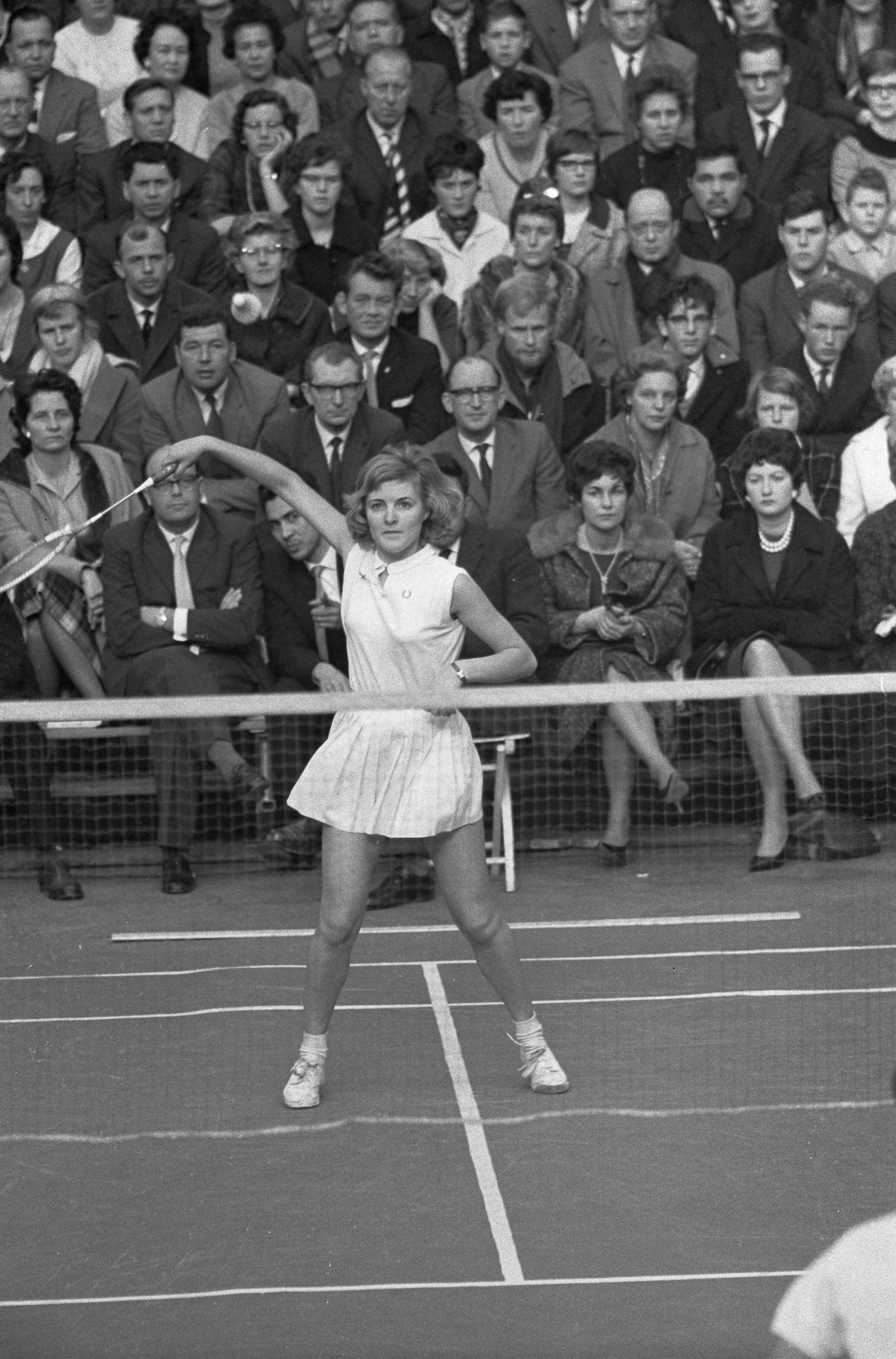 Fotocollectie Anefo — Internationale badmintonkampioenschappen in nieuwe "Duinwijck" hal te Haarlem. Finale dames. Kirsten Dahl (Denemarken) tegen Bente Flinte (Denemarken). Kirsten Dahl — Foto: Pot, Harry / Anefo. Licentie: Set B: Rechtenvrij / Publiek Domein. Bron: Nationaal Archief. http://hdl.handle.net/10648/a9f87706-d0b4-102d-bcf8-003048976d84
