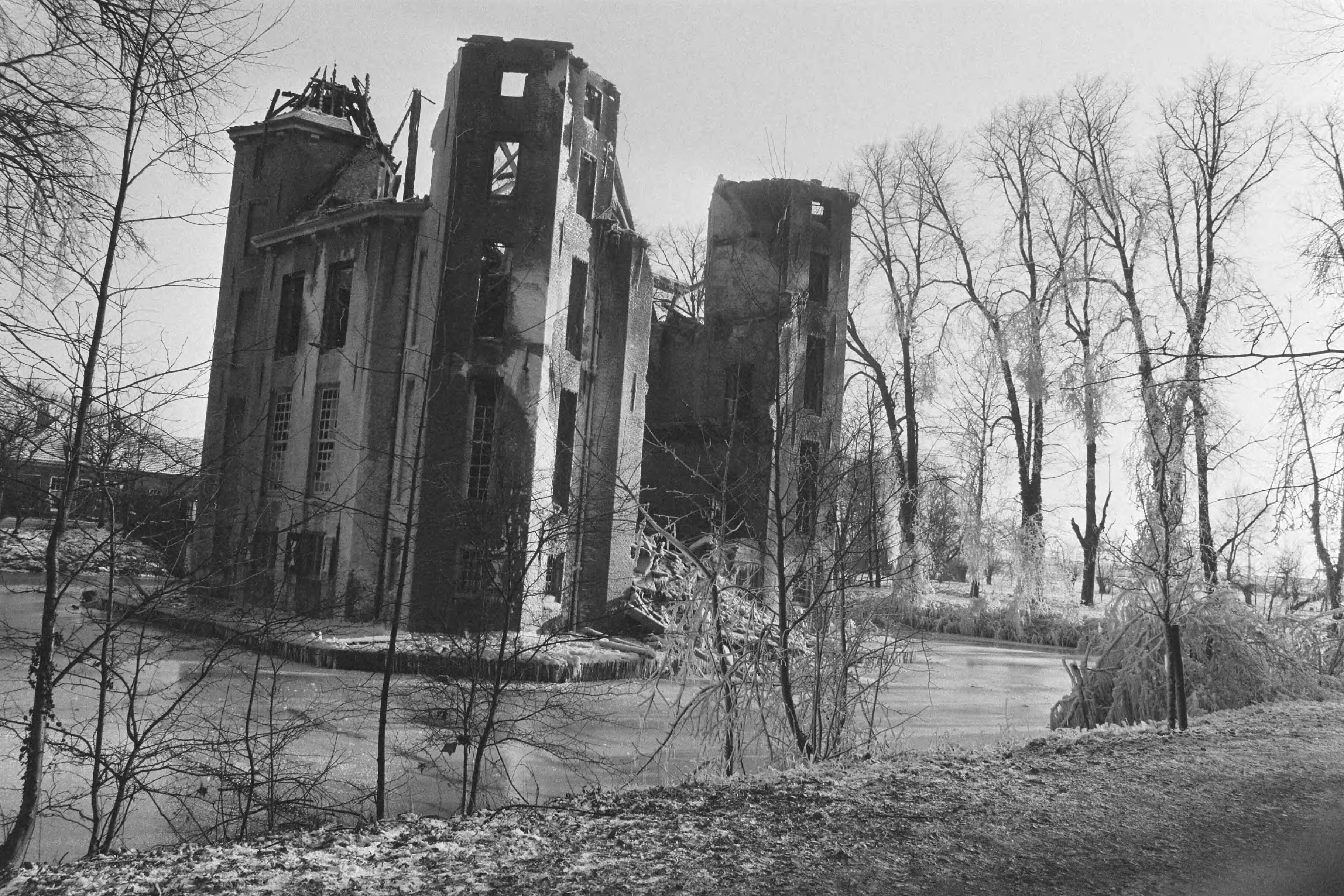 Fotocollectie Anefo — 17e Eeuws Kasteel Heemstede te Houten gisteren uitgebrand — Foto: Bogaerts, Rob / Anefo. Licentie: Set B: Rechtenvrij / Publiek Domein. Bron: Nationaal Archief. http://hdl.handle.net/10648/ad5b5e86-d0b4-102d-bcf8-003048976d84