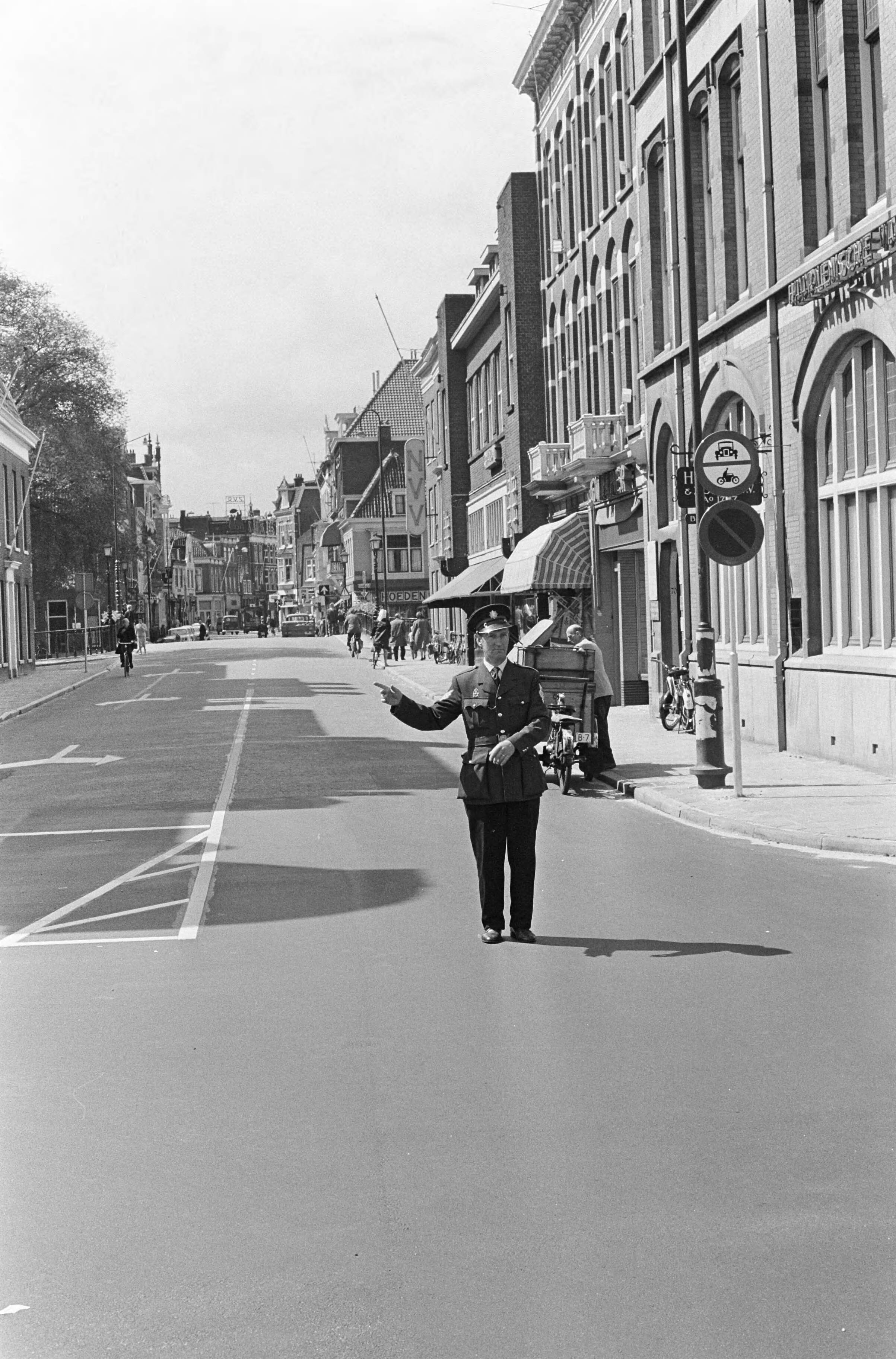 Fotocollectie Anefo — Grote Markt te Haarlem afgesloten voor alle verkeer — Foto: Kroon, Ron / Anefo. Licentie: Set B: Rechtenvrij / Publiek Domein. Bron: Nationaal Archief. http://hdl.handle.net/10648/aaef517a-d0b4-102d-bcf8-003048976d84