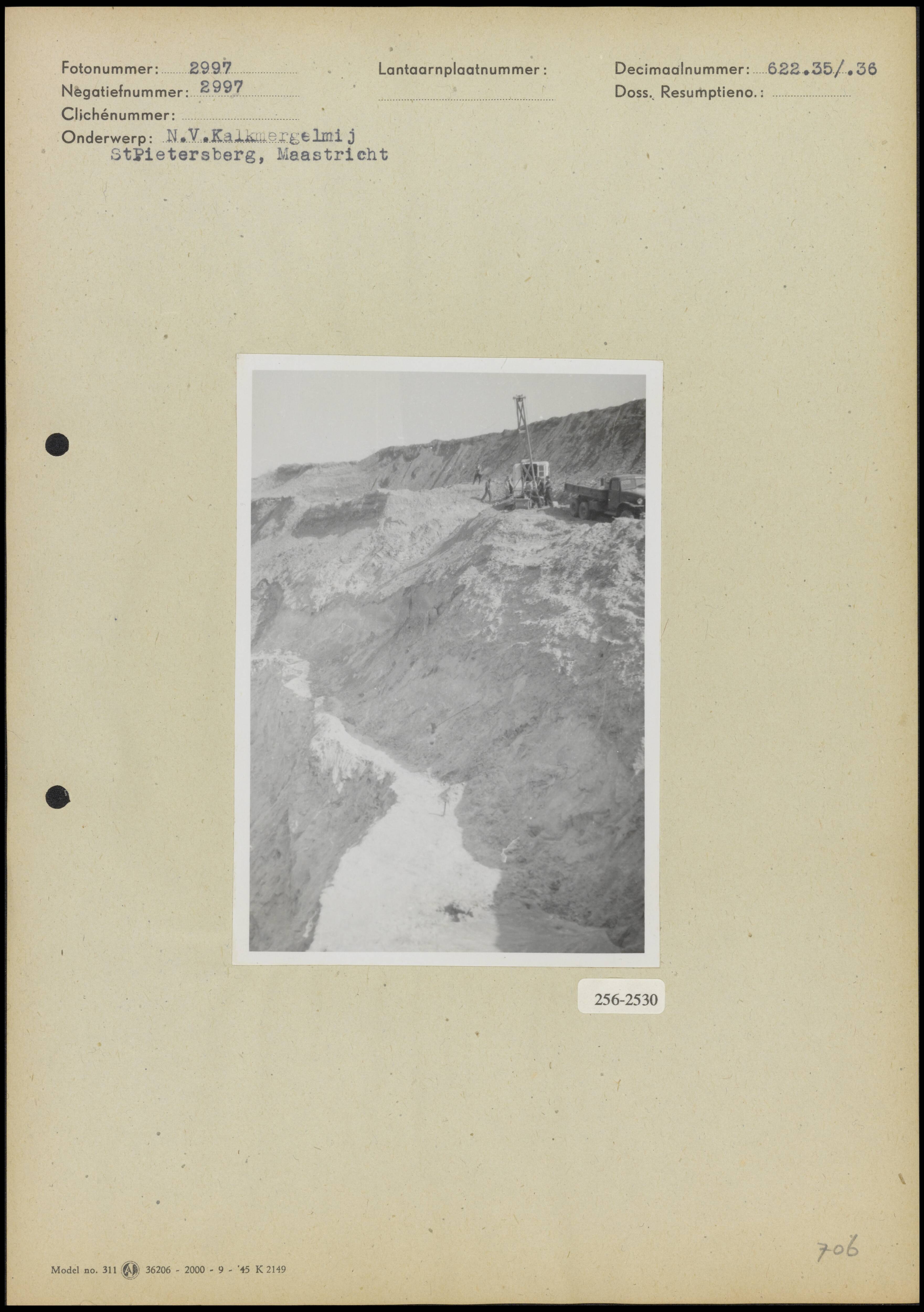 Fotocollectie Arbeidsinspectie — Afgravingen van groeven door NV Kalkmergelmaatschappij St. Pietersberg te Maastricht — Foto: Onbekend / Publiek Domein of Rechtenvrij. Licentie: Set B: Rechtenvrij / Publiek Domein. Bron: Nationaal Archief. http://hdl.handle.net/10648/b0163ae2-d0b4-102d-bcf8-003048976d84