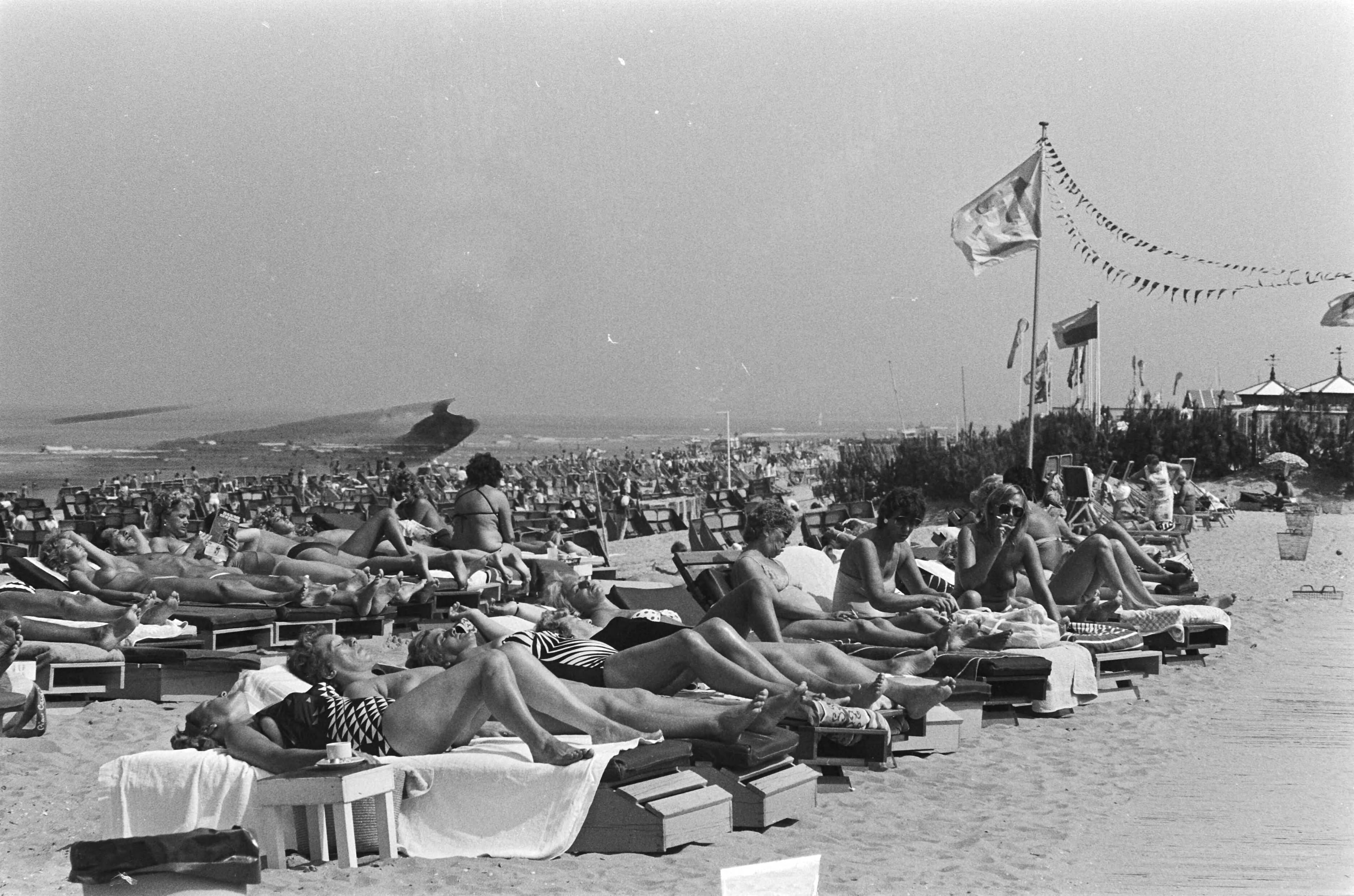 Fotocollectie Anefo — Zonnig strand Zandvoort — Foto: Vollebregt, Sjakkelien / Anefo. Licentie: Set B: Rechtenvrij / Publiek Domein. Bron: Nationaal Archief. http://hdl.handle.net/10648/ad48322a-d0b4-102d-bcf8-003048976d84