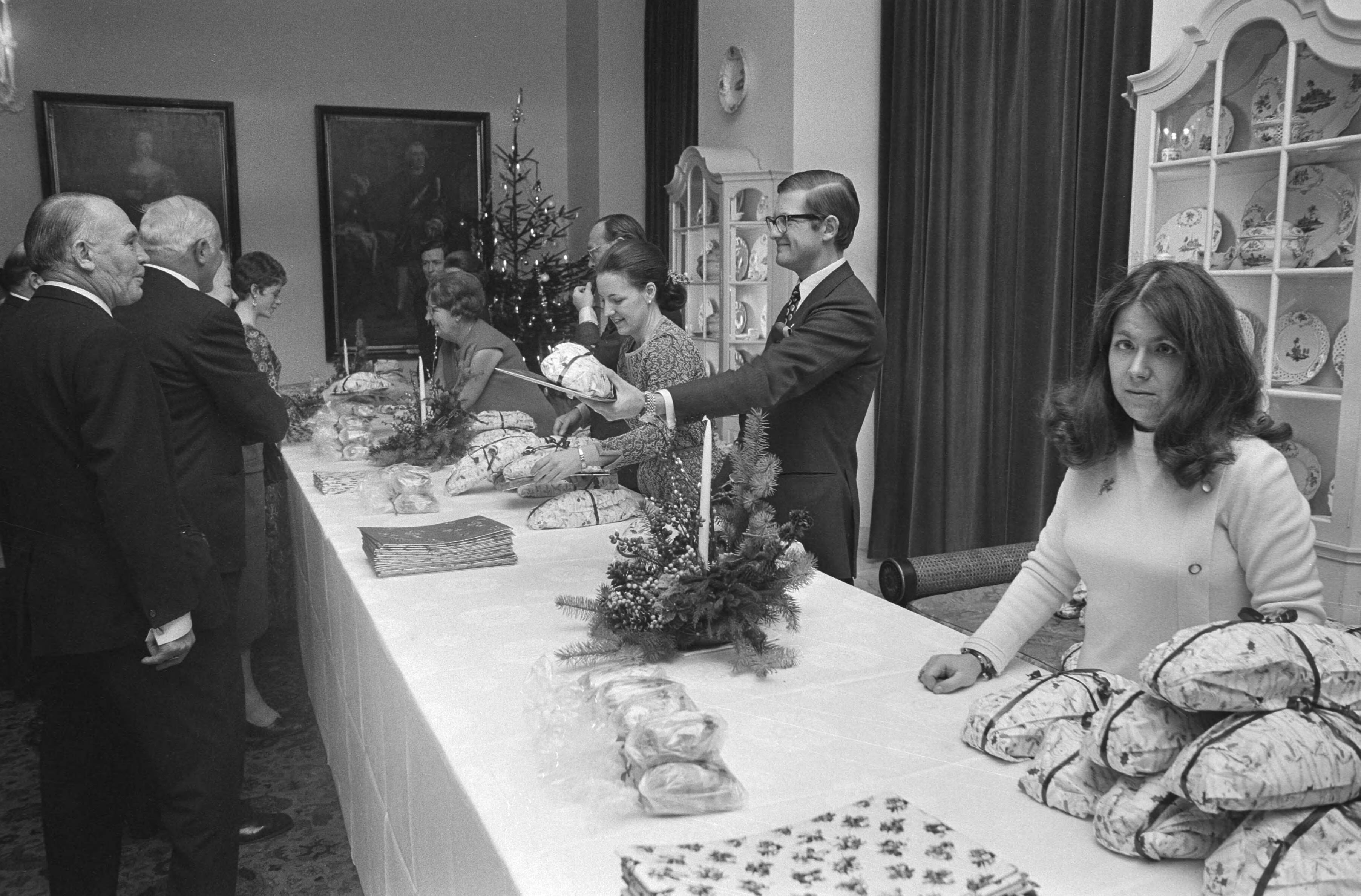 Fotocollectie Anefo — Koninklijk Huis houdt jaarlijks Kerstfeest voor personeel op Huis ten Bosch , Den Haag — Foto: Mieremet, Rob / Anefo. Licentie: Set B: Rechtenvrij / Publiek Domein. Bron: Nationaal Archief. http://hdl.handle.net/10648/abae2da2-d0b4-102d-bcf8-003048976d84