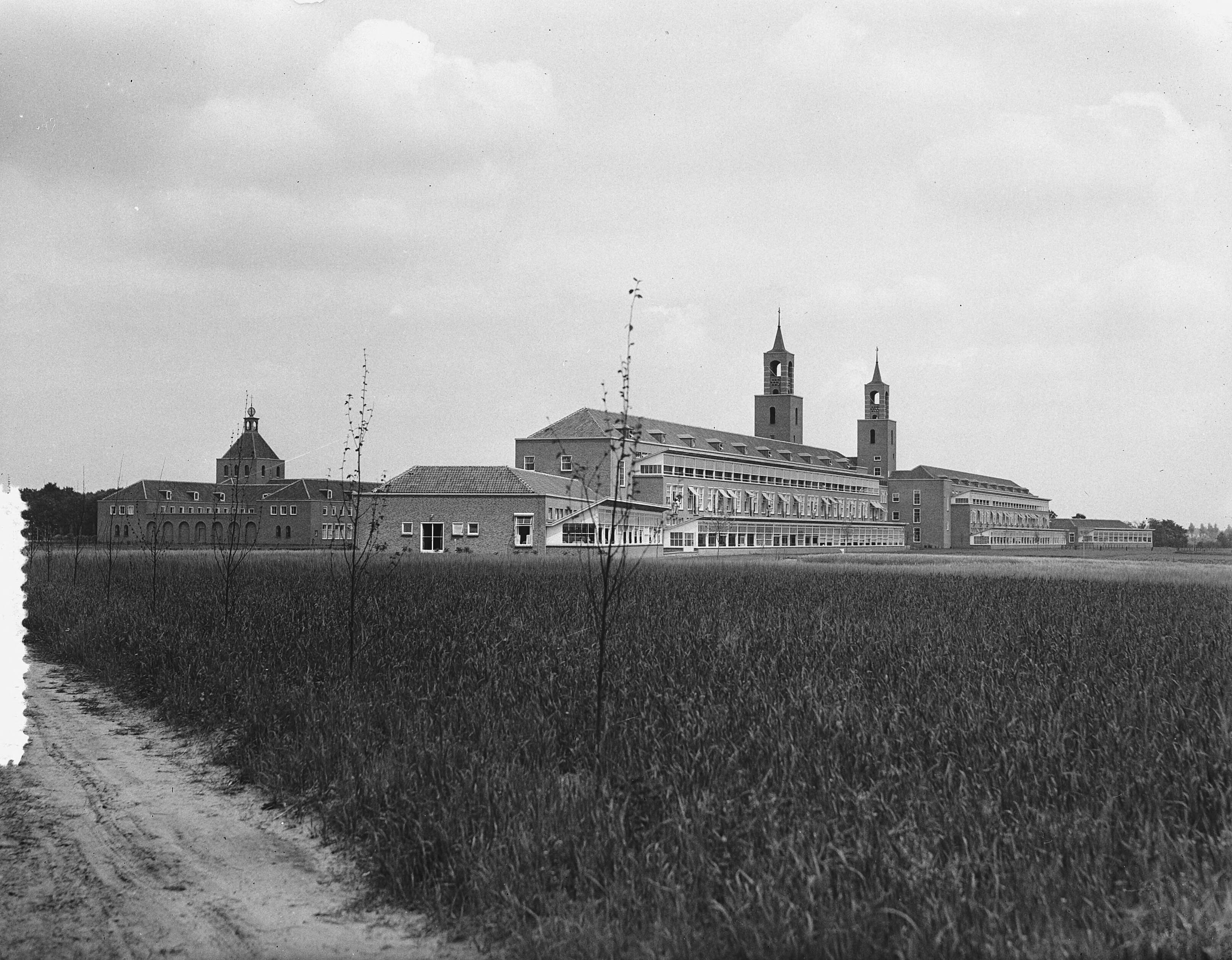 Fotocollectie Anefo — Het sanatorium "Klokkenberg" in Breda dat op 7 juli door koningin Juliana zal worden geopend — Foto: Bilsen, Joop van / Anefo. Licentie: Set B: Rechtenvrij / Publiek Domein. Bron: Nationaal Archief. http://hdl.handle.net/10648/a92410d8-d0b4-102d-bcf8-003048976d84