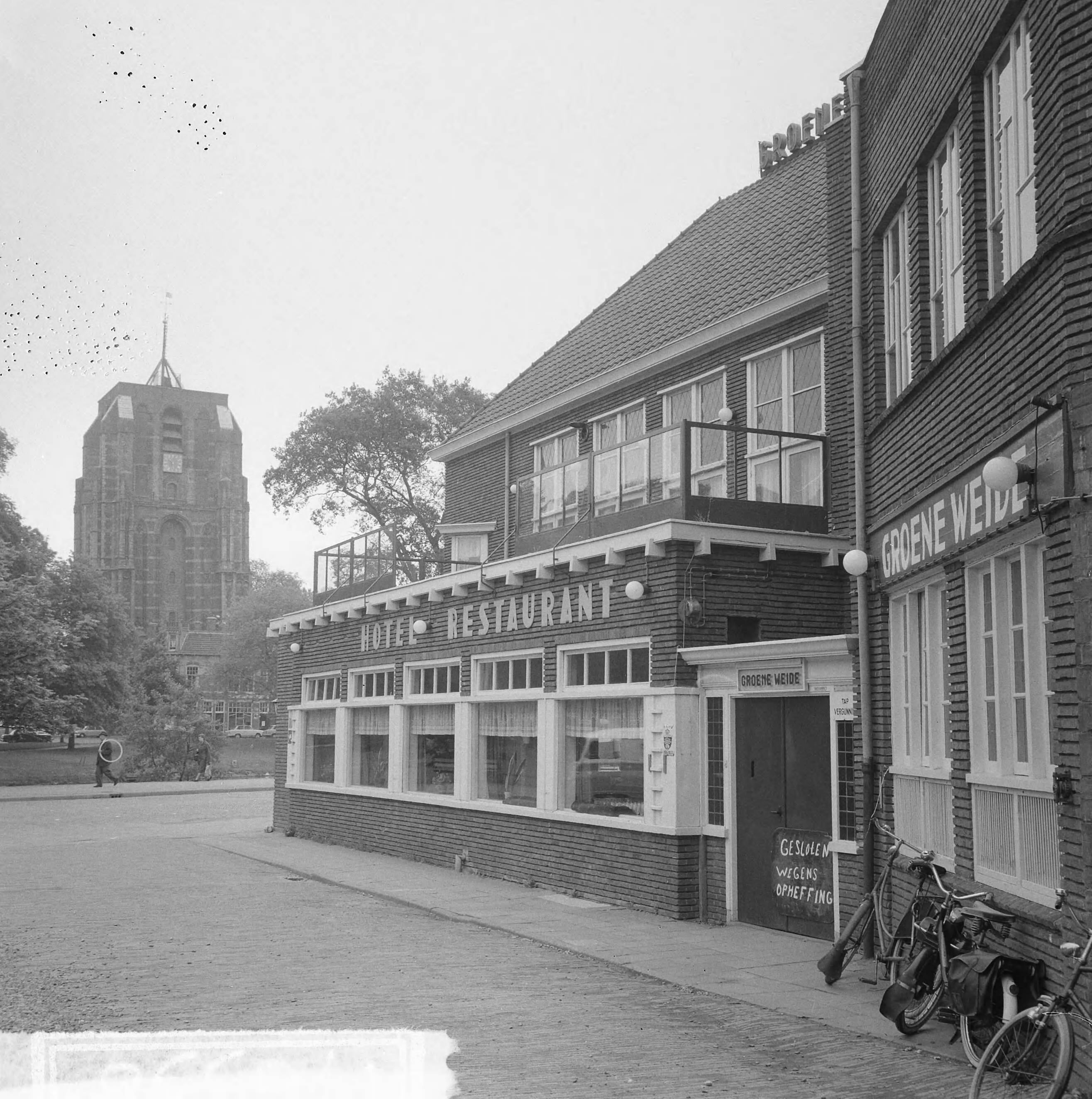 Fotocollectie Anefo — Restaurant "De Groene Weide" te Leeuwarden gaat weg, exterieur [in de achtergrond de Oldehovetoren] — Foto: Nijs, Jac. de / Anefo. Licentie: Set B: Rechtenvrij / Publiek Domein. Bron: Nationaal Archief. http://hdl.handle.net/10648/aaaca000-d0b4-102d-bcf8-003048976d84