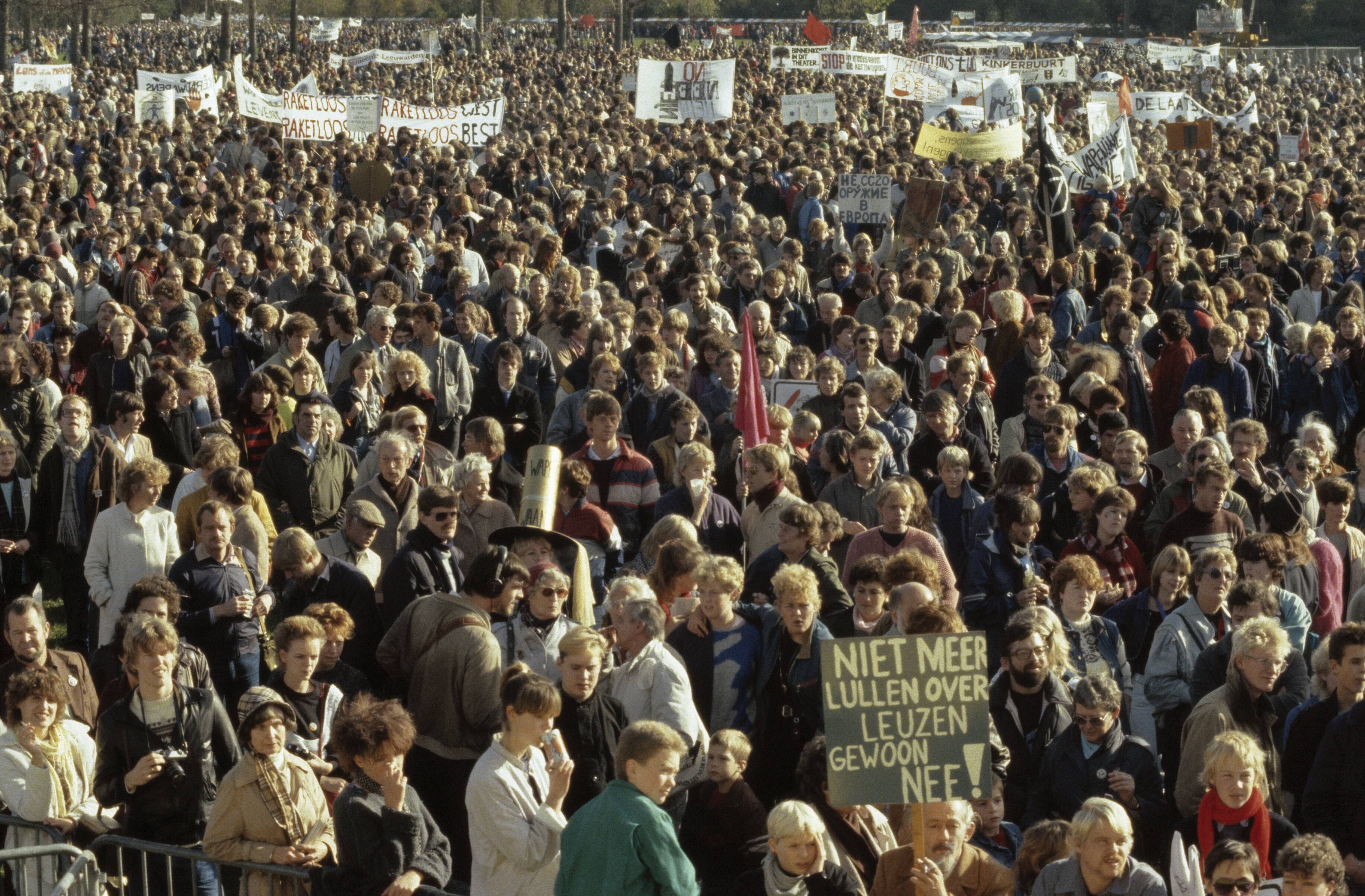 Fotocollectie Anefo — Anti kernwapendemonstratie in Den Haag ( 550 duizend deelnemers ); overzichten met diverse leuzen — Foto: Antonisse, Marcel / Anefo. Licentie: Set B: Rechtenvrij / Publiek Domein. Bron: Nationaal Archief. http://hdl.handle.net/10648/ad8b6450-d0b4-102d-bcf8-003048976d84