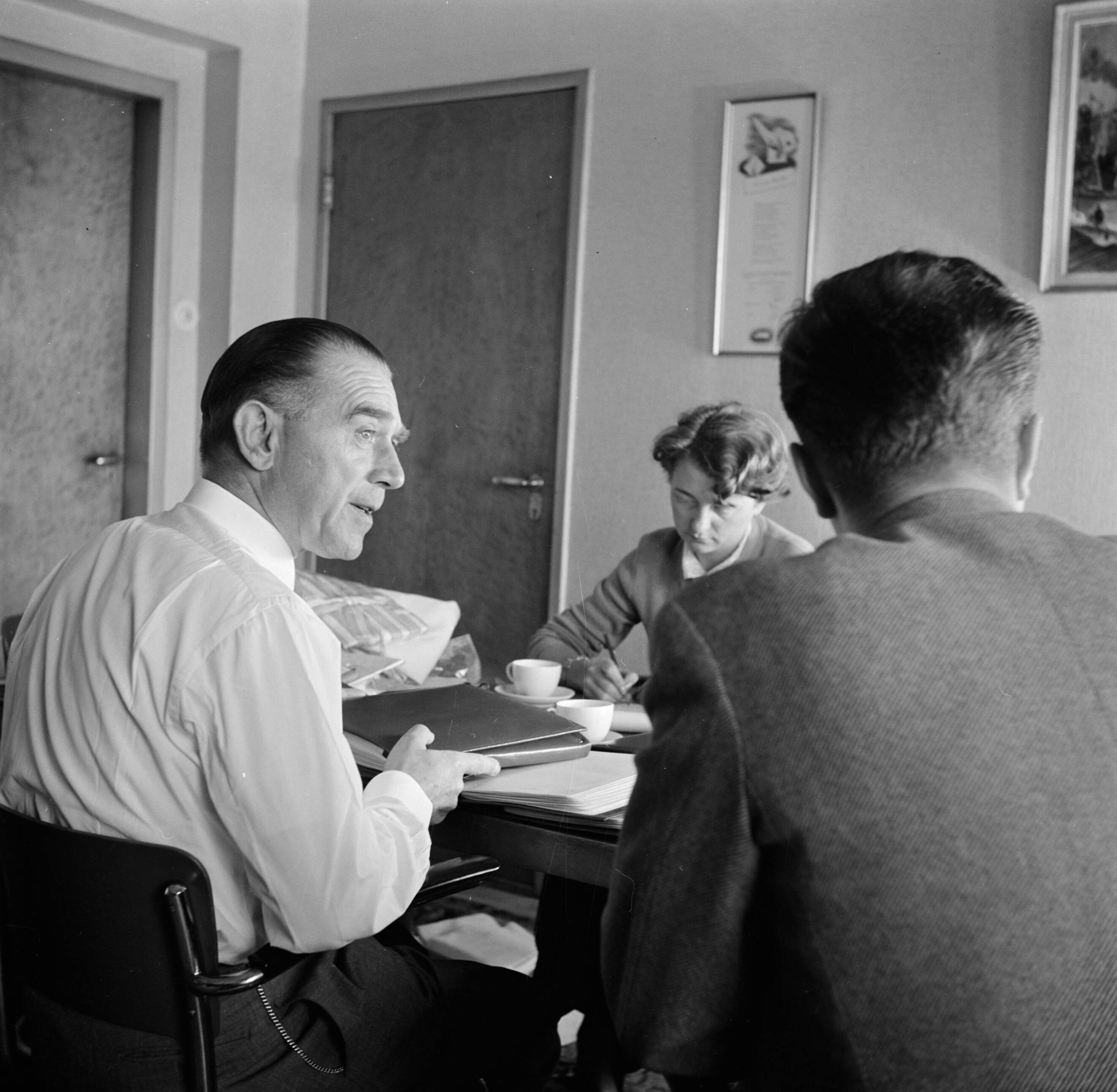 Reportage Kerko Haarlem — Vergadering bij overhemdenbedrijf Kerko — Foto: Poll, Willem van de. Licentie: Set B: Rechtenvrij / Publiek Domein. Bron: Nationaal Archief. http://hdl.handle.net/10648/aecbb7ca-d0b4-102d-bcf8-003048976d84