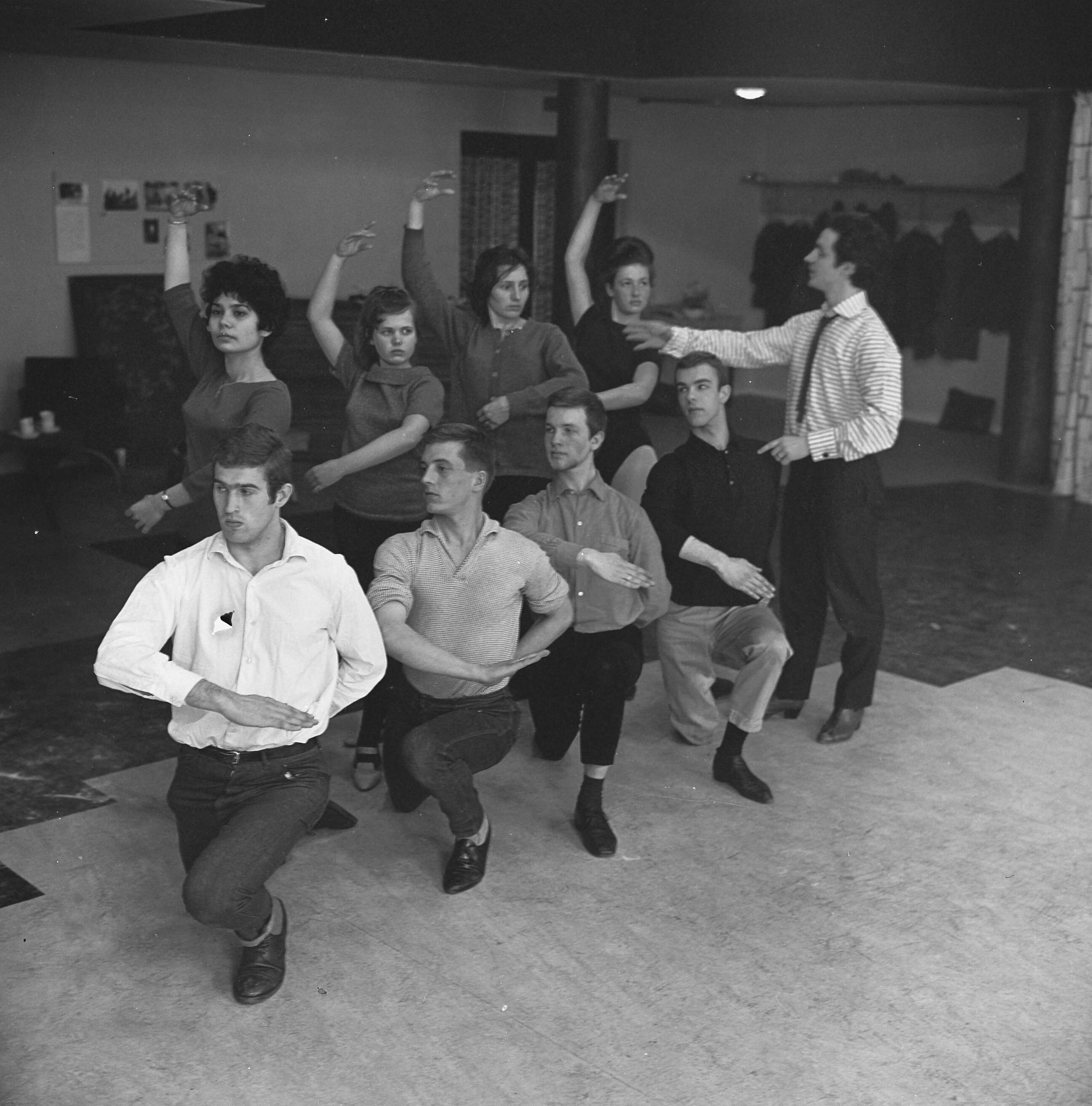 Fotocollectie Anefo — Eerste Nederlandse Show Academie te Den Haag geeft Spaanse danslessen — Foto: Koch, Eric / Anefo. Licentie: Set B: Rechtenvrij / Publiek Domein. Bron: Nationaal Archief. http://hdl.handle.net/10648/a9fe48de-d0b4-102d-bcf8-003048976d84