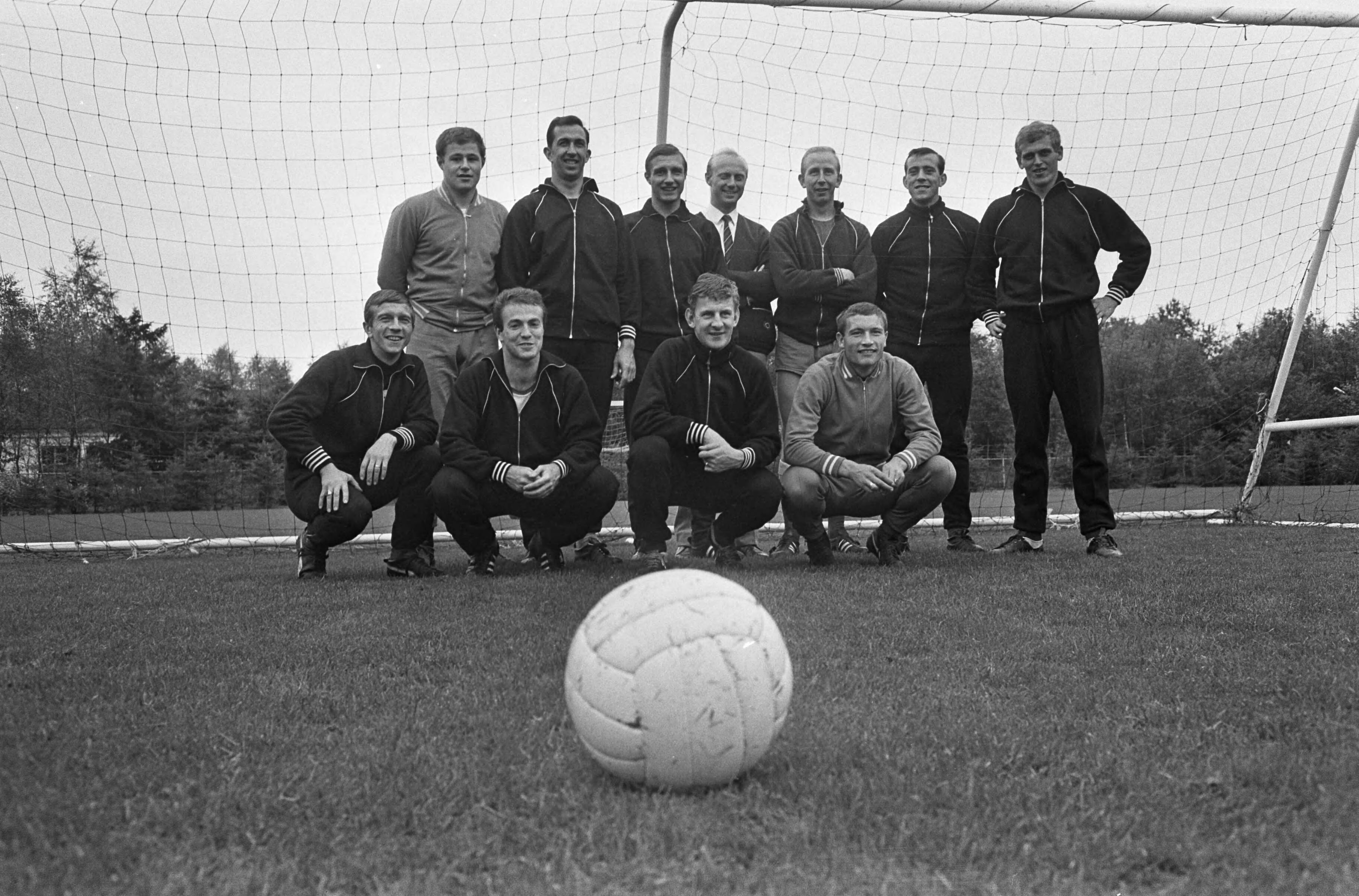 Fotocollectie Anefo — Het Nederlands elftal op het sportcentrum van de KNVB in Zeist, in voorbereiding op de WK-kwalificatiewedstrijd tegen Zwitserland. Staande van links naar rechts: Rinus Israël, Eddy Pieters Graafland, Cor Veldhoen, Piet Kruiver, Henk Groot, Piet Schrijvers en Piet Keizer. Zittend: Frits Flinkevleugel, Bennie Muller, Ko Prins en Joop Burgers — Foto: Fotograaf Onbekend / Anefo. Licentie: Set B: Rechtenvrij / Publiek Domein. Bron: Nationaal Archief. http://hdl.handle.net/10648/aac589da-d0b4-102d-bcf8-003048976d84