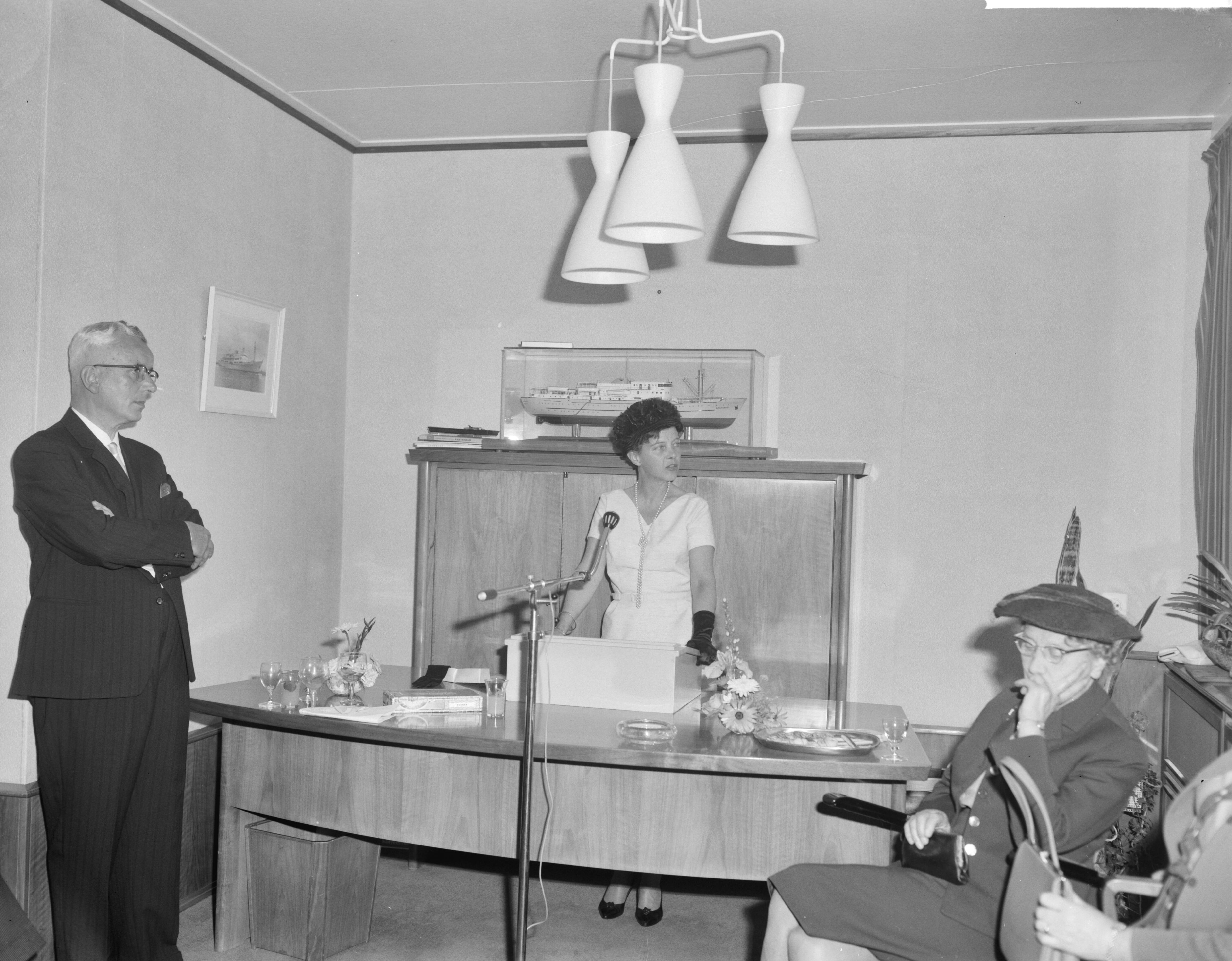Fotocollectie Anefo — Tewaterlating te Zaandam van het Torpedo-inschietvaartuig "Van Bochove" van de Koninklijke Marine bij de Zaanlandse Scheepsbouwmaatschappij door de vrouw van de directeur van de bewapeningswerkplaats der Marine te Den Helder, mevr. Reiche-Van Aardenne. Dit vaartuig wordt genoemd naar wijlen luitenant-ter-zee der eerste klasse P.D. van Bochoven, in leven hoofd van het inschietbedrijf van de Kon. Marine, die gedurende de uitoefening van zijn functie tengevolge van een tragisch ongeval op 7 juli 1959 om het leven kwam — Foto: Bilsen, Joop van / Anefo. Licentie: Set B: Rechtenvrij / Publiek Domein. Bron: Nationaal Archief. http://hdl.handle.net/10648/aa11240e-d0b4-102d-bcf8-003048976d84