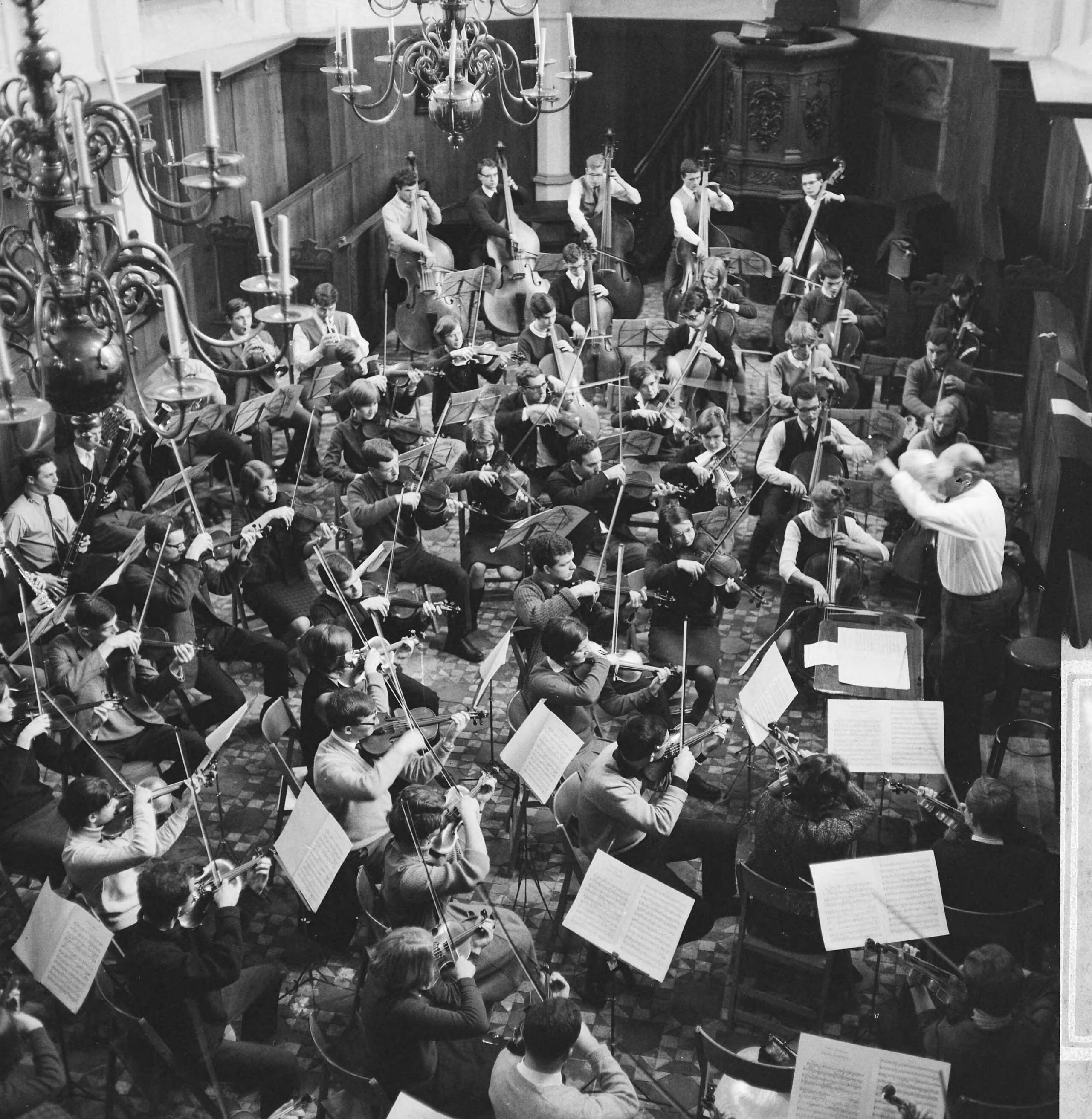 Fotocollectie Anefo — Nederlands Studenten Orkest in Bergen, Noord-Holland — Foto: Kroon, Ron / Anefo. Licentie: Set B: Rechtenvrij / Publiek Domein. Bron: Nationaal Archief. http://hdl.handle.net/10648/aad4fcb2-d0b4-102d-bcf8-003048976d84