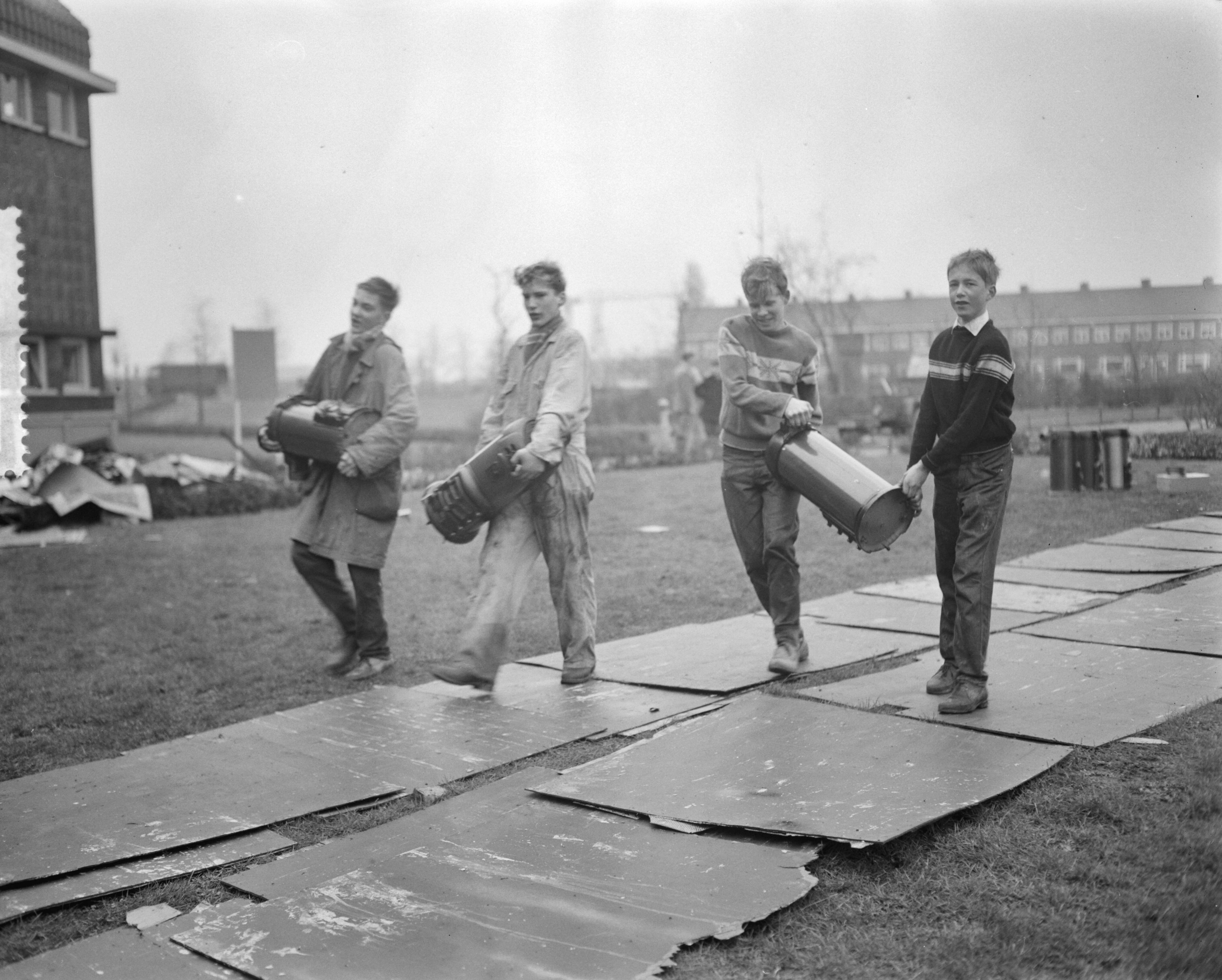 Ramp Tuindorp Oostzaan — Laatste voorbereiding terugkeer bewoners Oostzaan — Foto: Bilsen, Joop van / Anefo. Licentie: Set B: Rechtenvrij / Publiek Domein. Bron: Nationaal Archief. http://hdl.handle.net/10648/a9a6d478-d0b4-102d-bcf8-003048976d84