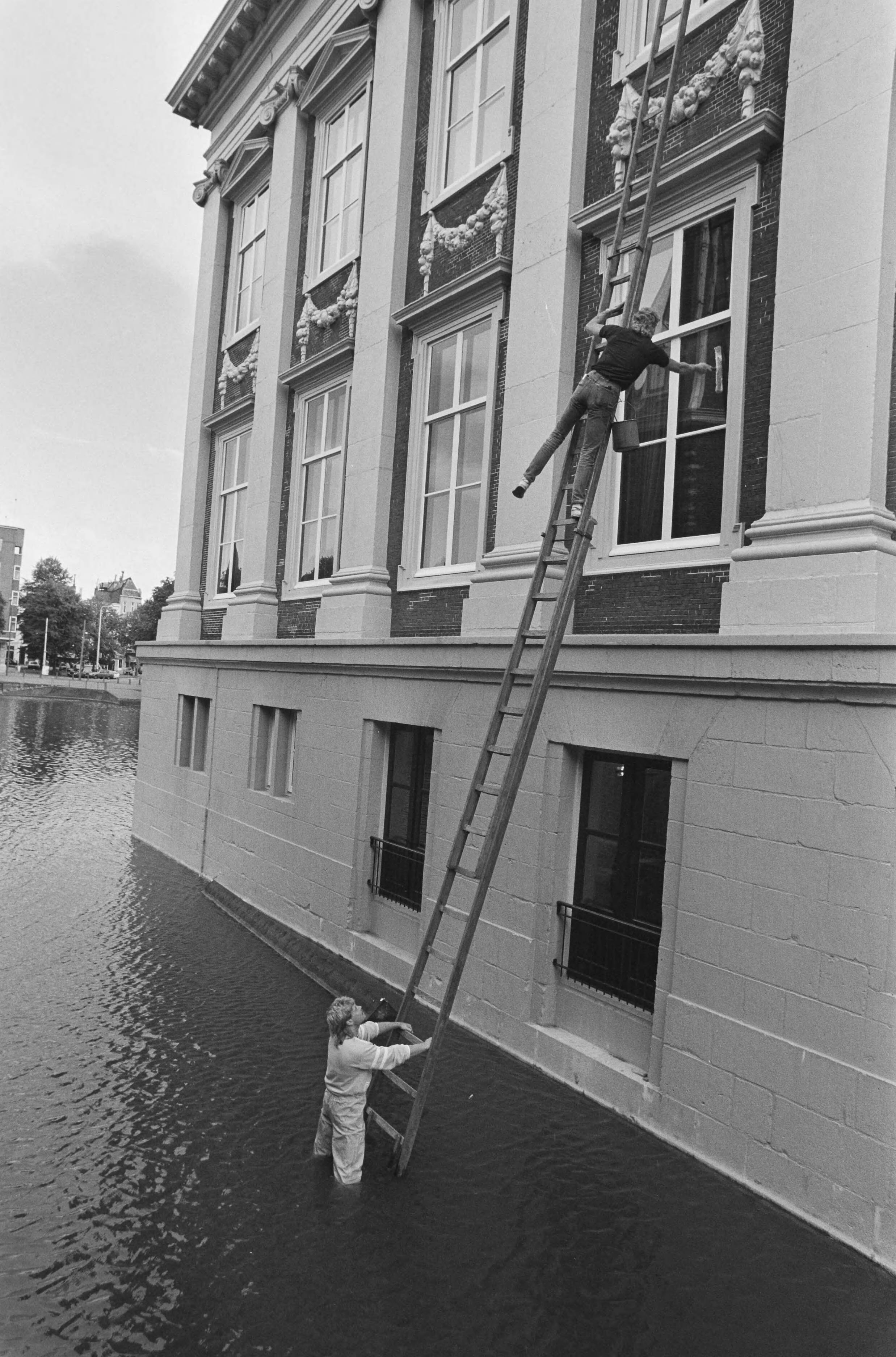 Fotocollectie Anefo — Ramen Mauritshuis in Den Haag worden gelapt vanuit Hofvijver — Foto: Bogaerts, Rob / Anefo. Licentie: Set B: Rechtenvrij / Publiek Domein. Bron: Nationaal Archief. http://hdl.handle.net/10648/ad6407b6-d0b4-102d-bcf8-003048976d84