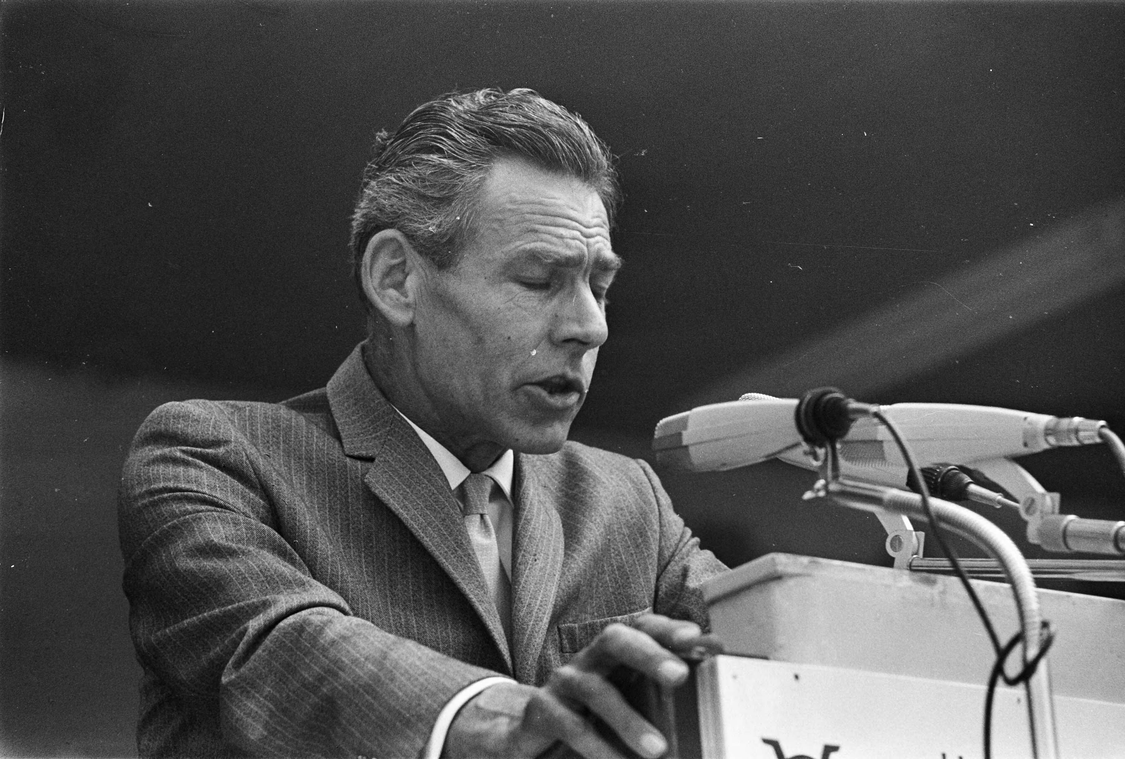 Fotocollectie Anefo — Vakbonden bijeen te Utrecht. A. H. Kloos aan het woord — Foto: Kroon, Ron / Anefo. Licentie: Set B: Rechtenvrij / Publiek Domein. Bron: Nationaal Archief. http://hdl.handle.net/10648/ab4226f2-d0b4-102d-bcf8-003048976d84