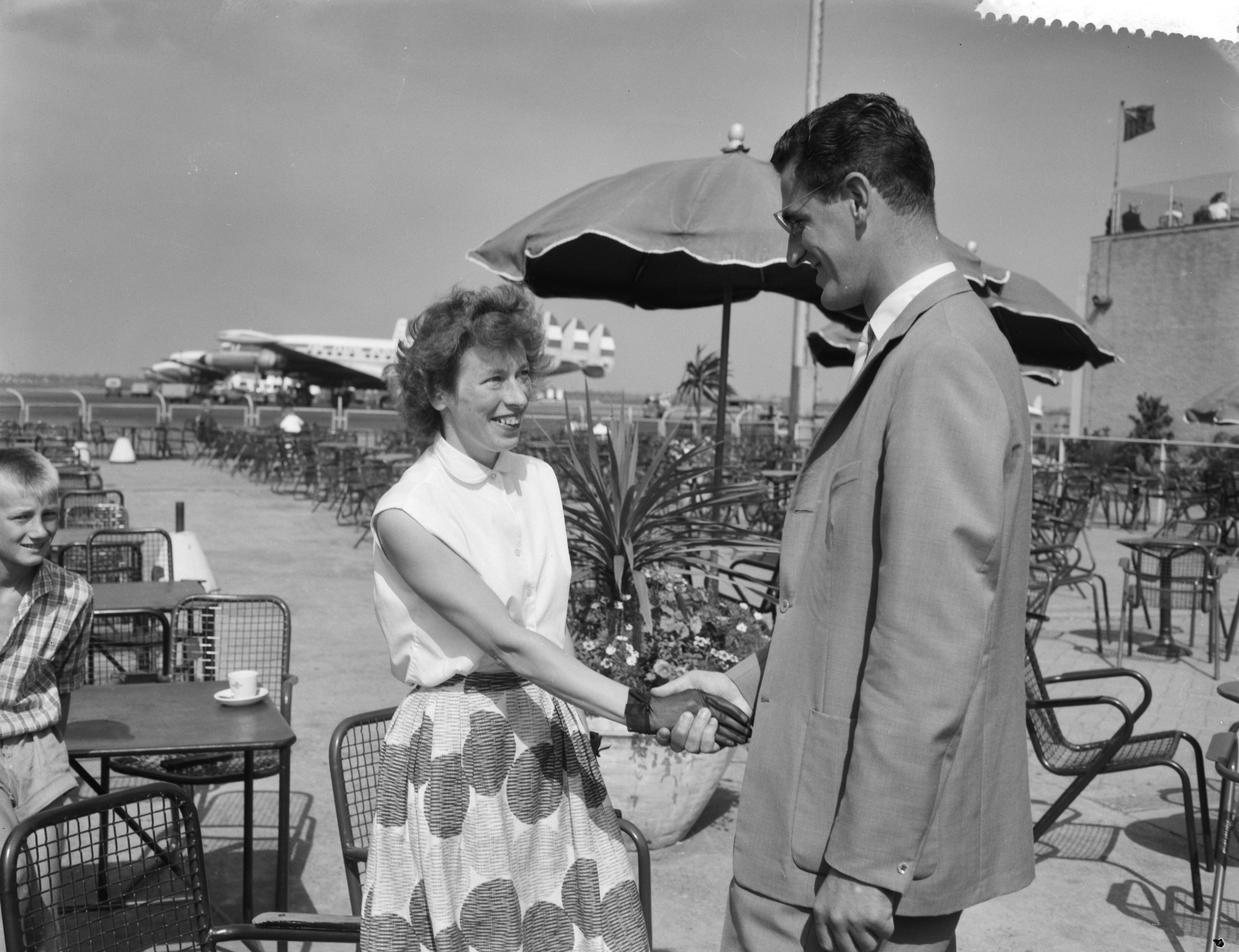 Fotocollectie Anefo — Twintigduizendste passagier van Martin Air Charter Rondvlucht was maatschappelijk werkster mej. H.M. Kooy, zij wordt gelukgewenst door Martin Schröder — Foto: Rossem, Wim van / Anefo. Licentie: Set B: Rechtenvrij / Publiek Domein. Bron: Nationaal Archief. http://hdl.handle.net/10648/a99c0bec-d0b4-102d-bcf8-003048976d84