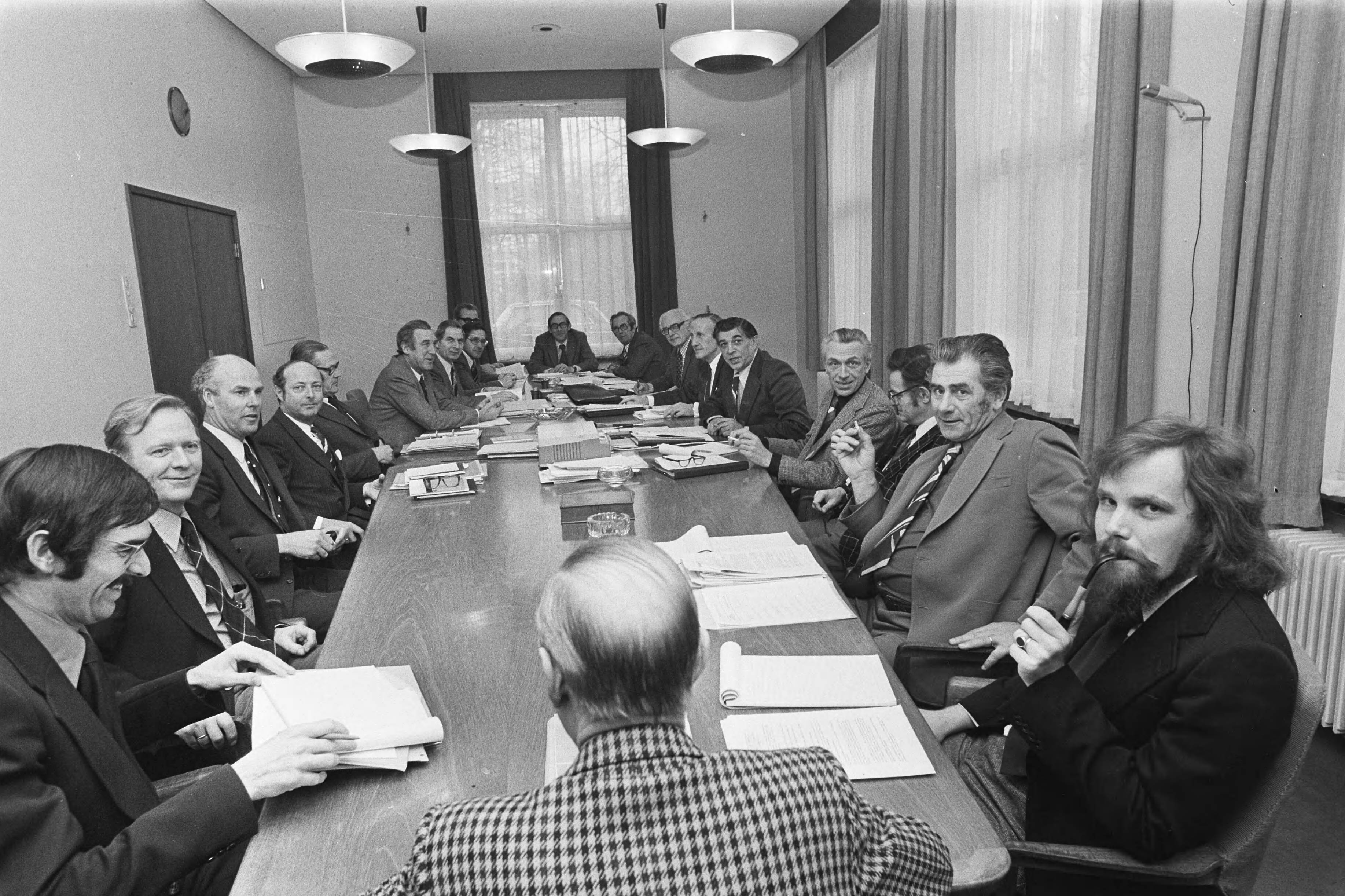Fotocollectie Anefo — Raad van Overleg in de Metaal, bijeen in Den Haag (ROM overzicht vergadering heer Wamsteker (2e van r) en Prins (werkgevers) — Foto: Mieremet, Rob / Anefo. Licentie: Set B: Rechtenvrij / Publiek Domein. Bron: Nationaal Archief. http://hdl.handle.net/10648/ac5ee3cc-d0b4-102d-bcf8-003048976d84