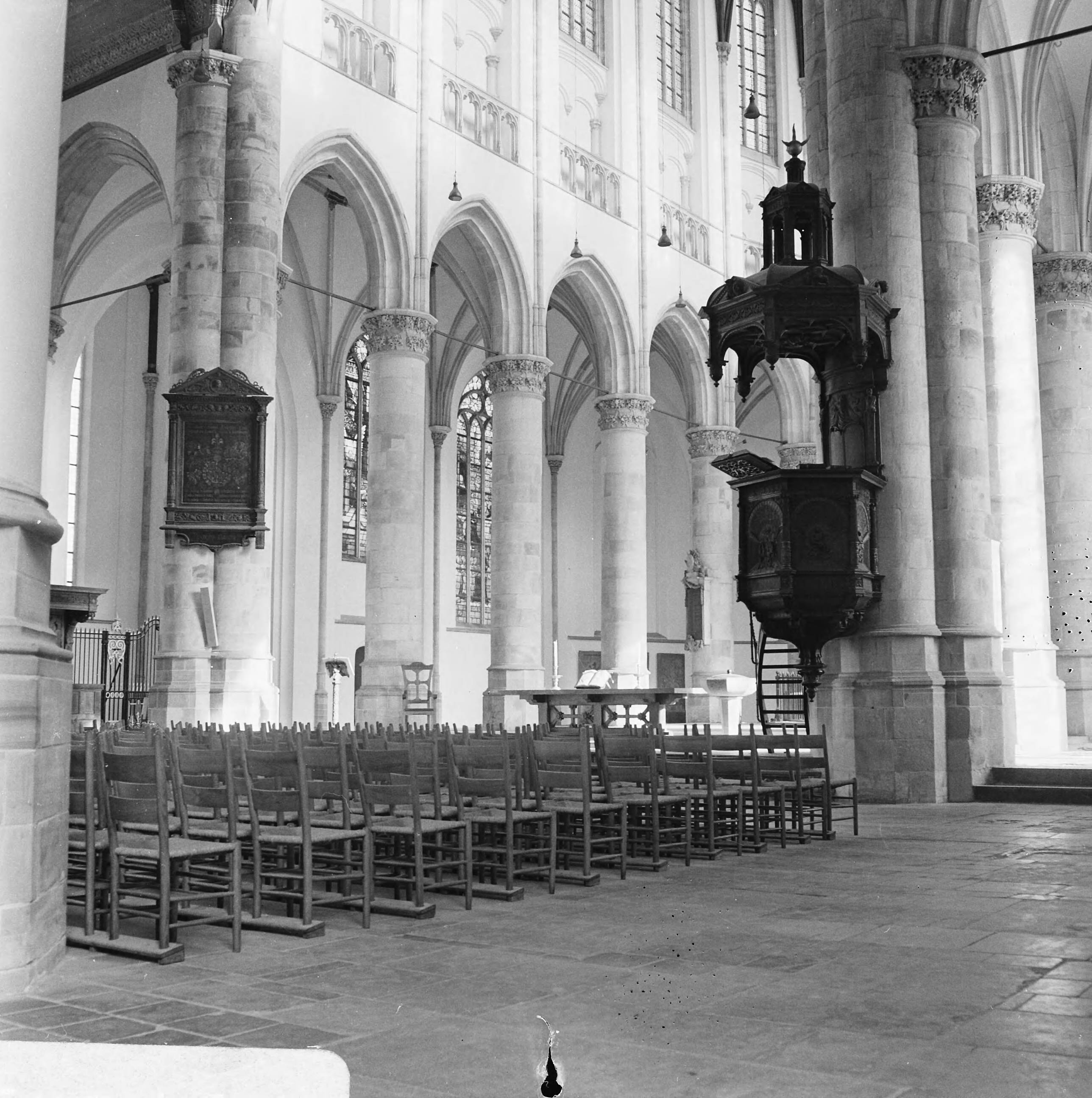 Restauratie van de Grote of St. Jacobskerk te Den Haag in verband met huwelijk van prinses Margriet met mr. Pieter van Vollenhoven — Den Haag|Zuid-Holland|restauraties |kerkgebouwen|Sint-Jacobuskerk — Foto: Voets, Jan / Anefo. Licentie: Set B: Rechtenvrij / Publiek Domein. Bron: Nationaal Archief. http://hdl.handle.net/10648/ab02951e-d0b4-102d-bcf8-003048976d84