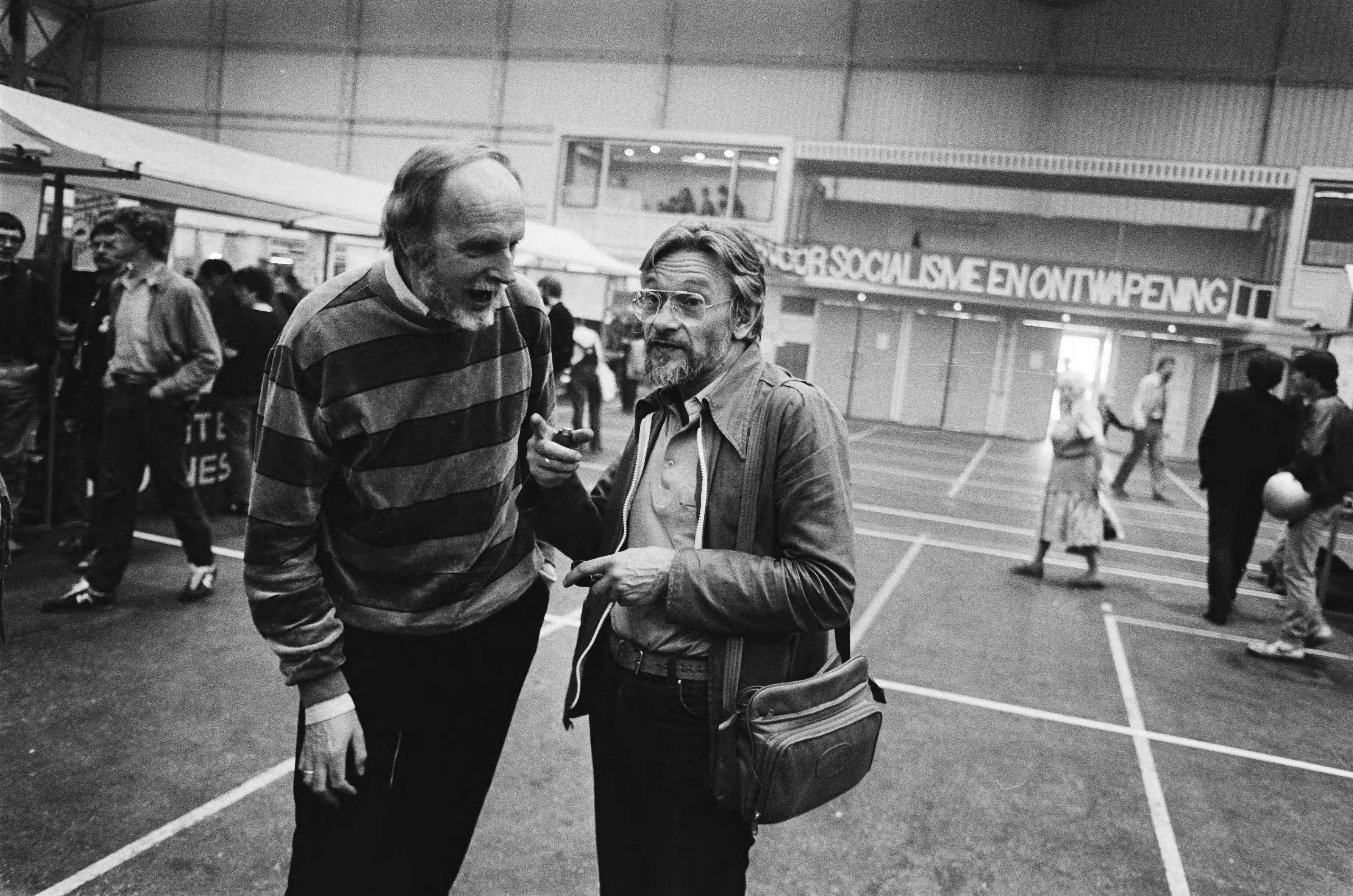 Fotocollectie Anefo — Manifestatie "25 jaar PSP" in Expohal in Hilversum; 2a, 3a: de PSP-ers Kalma en Van der Lek in gesprek — Foto: Bogaerts, Rob / Anefo. Licentie: Set B: Rechtenvrij / Publiek Domein. Bron: Nationaal Archief. http://hdl.handle.net/10648/ad181b6c-d0b4-102d-bcf8-003048976d84