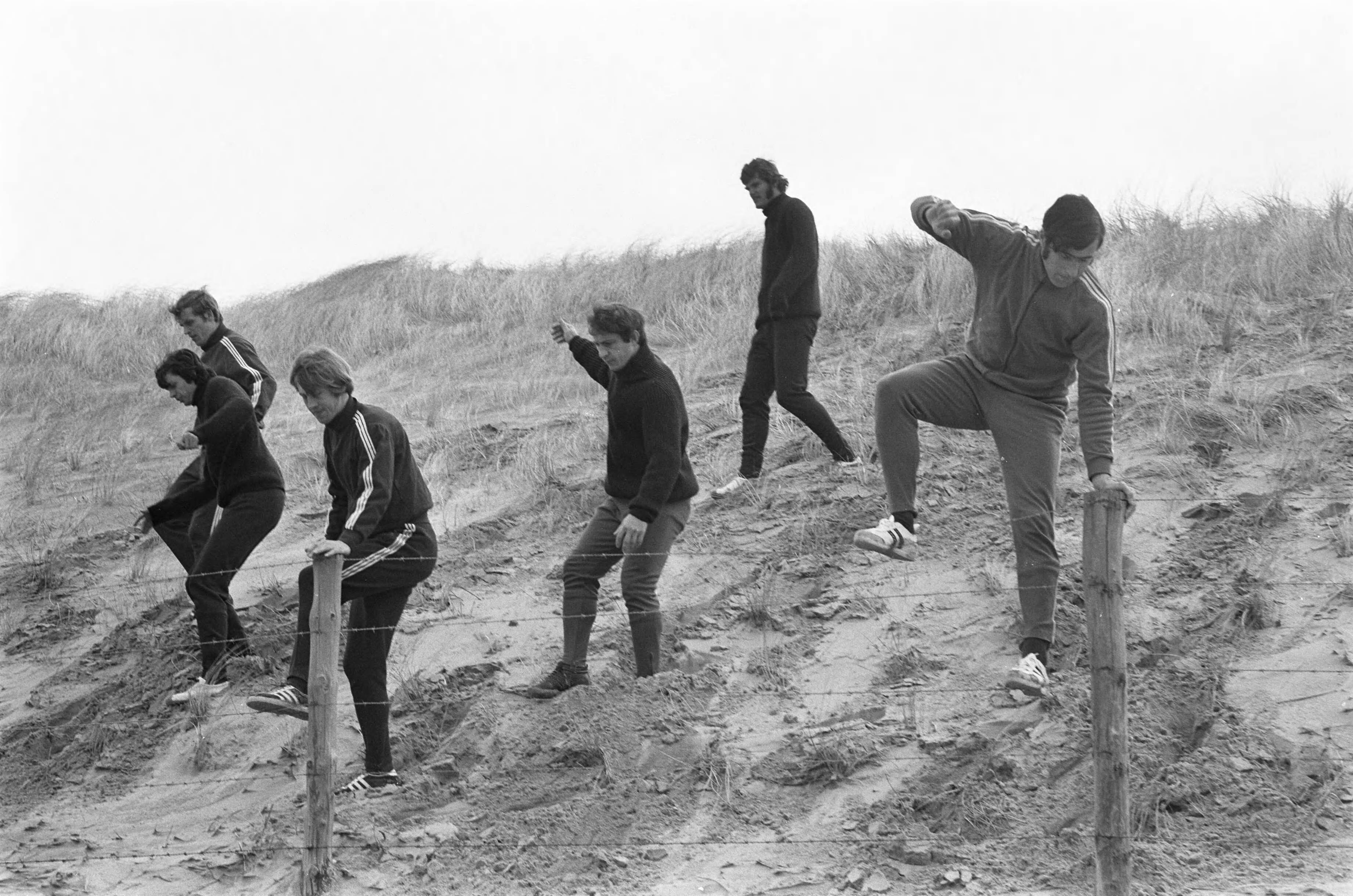 Training van Ajax in de duinen en op het strand bij Wassenaar ter voorbereiding voor de wedstrijd tegen Arsenal — De voetballers rennen een duin af — Foto: Fotograaf Onbekend / Anefo. Licentie: Set B: Rechtenvrij / Publiek Domein. Bron: Nationaal Archief. http://hdl.handle.net/10648/ab940c74-d0b4-102d-bcf8-003048976d84