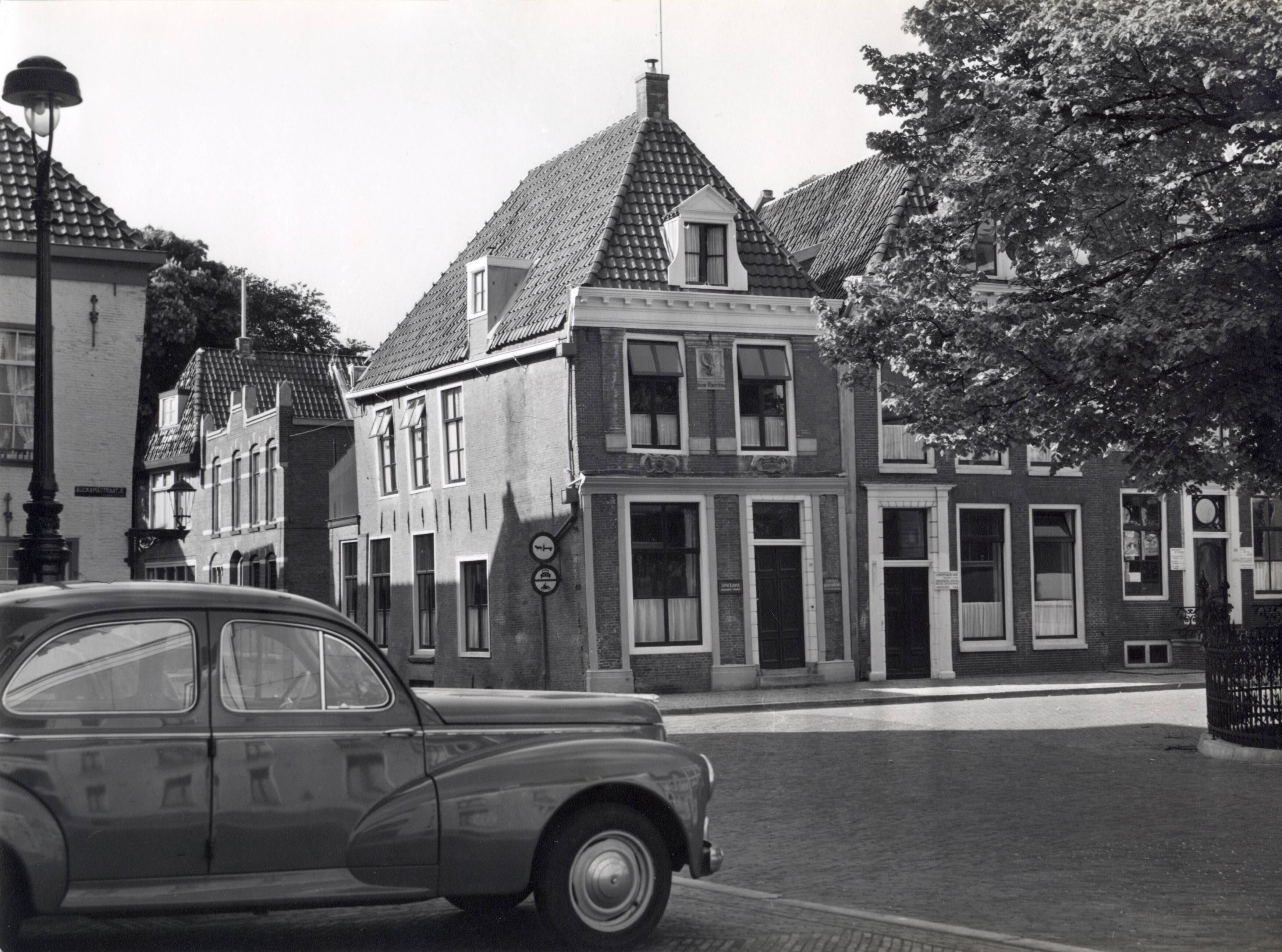 Collectie nader te bepalen — Pand "In de Fortuyn" "anno 1666", Raadhuisplein 34 Leeuwarden. Bijkantoor Spaarnestad. Aan de gevel naast de voordeur borden waarop "Panorama" en "Libelle" ? valt te lezen — Foto: Fotograaf Onbekend / Fotobureau onbekend / Spaarnestad Photo (05887). Licentie: Set B: Rechtenvrij / Publiek Domein. Bron: Nationaal Archief. http://hdl.handle.net/10648/35429da6-445e-a382-e063-6df0900a6686